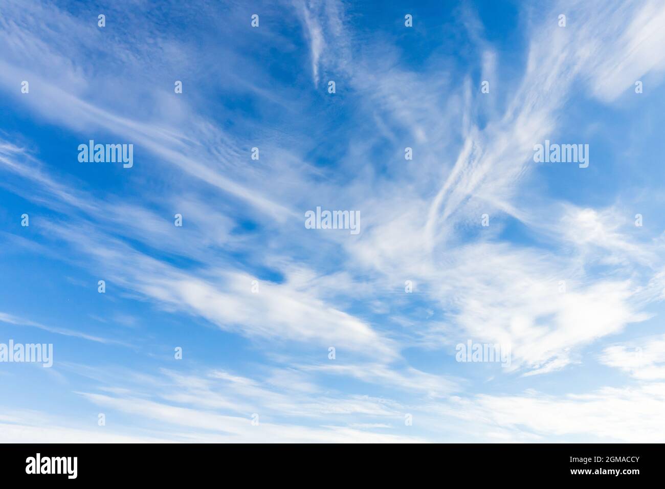 Blauer Himmel mit weißen Zirruswolken. Natürliche Hintergrund Foto Textur an sonnigen Tag aufgenommen Stockfoto