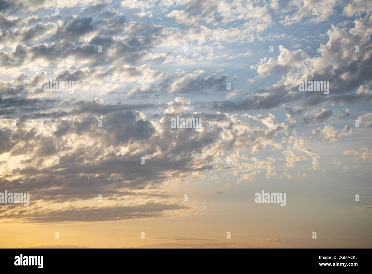 Wolken am Abendhimmel bei Sonnenuntergang. Stockfoto