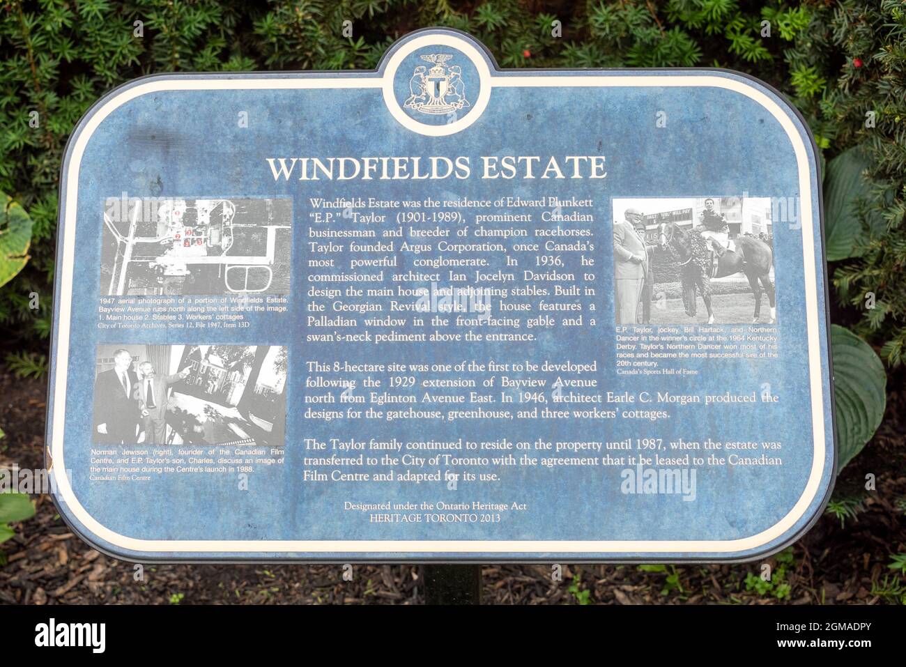 Historische Tafel mit Informationen über das Windfields Estate, ein denkmalgeschützte Anwesen in der Bayview Avenue in Toronto, Kanada. Die Eigenschaft ist aktuell Stockfoto