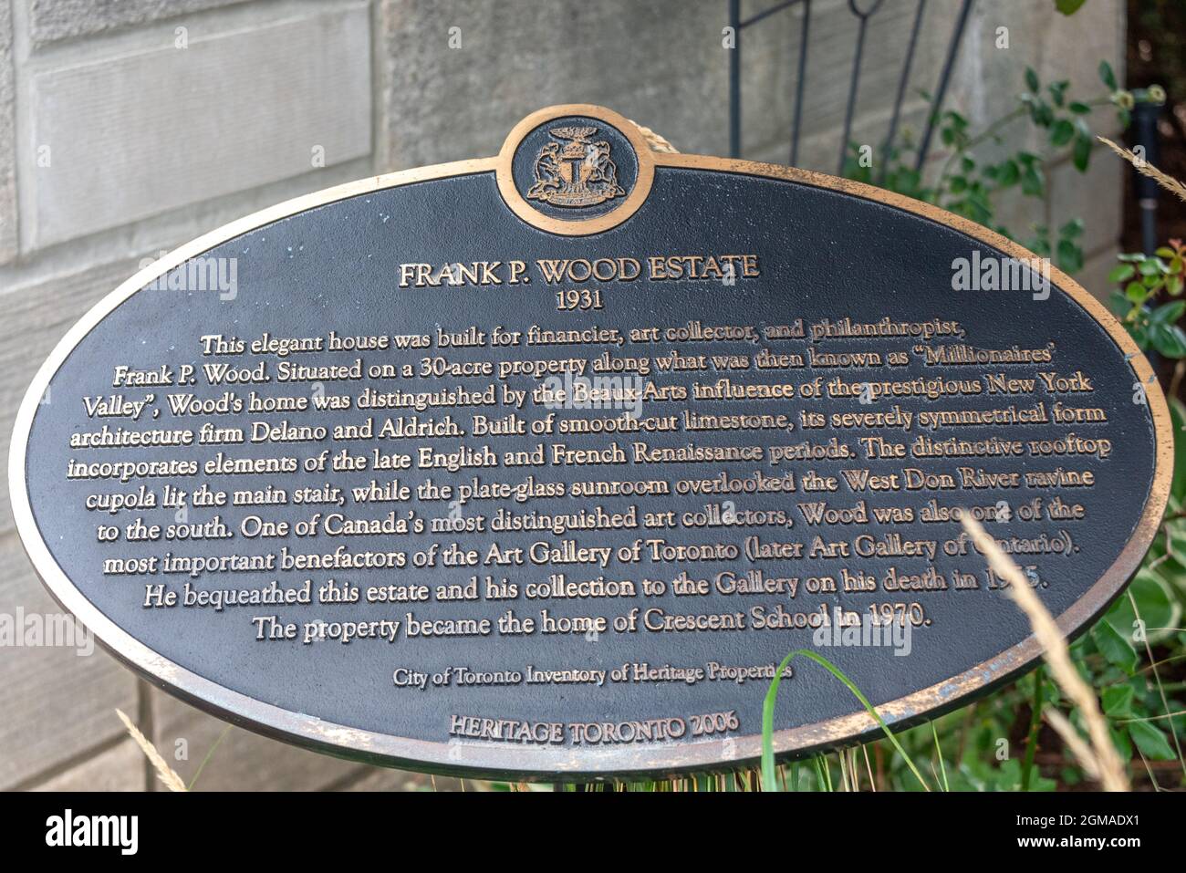 Historische Tafel mit Informationen über das Frank P. Wood Estate, einem historischen Ort in der Bayview Avenue in Toronto, Kanada. Das Hotel befindet sich derzeit Stockfoto