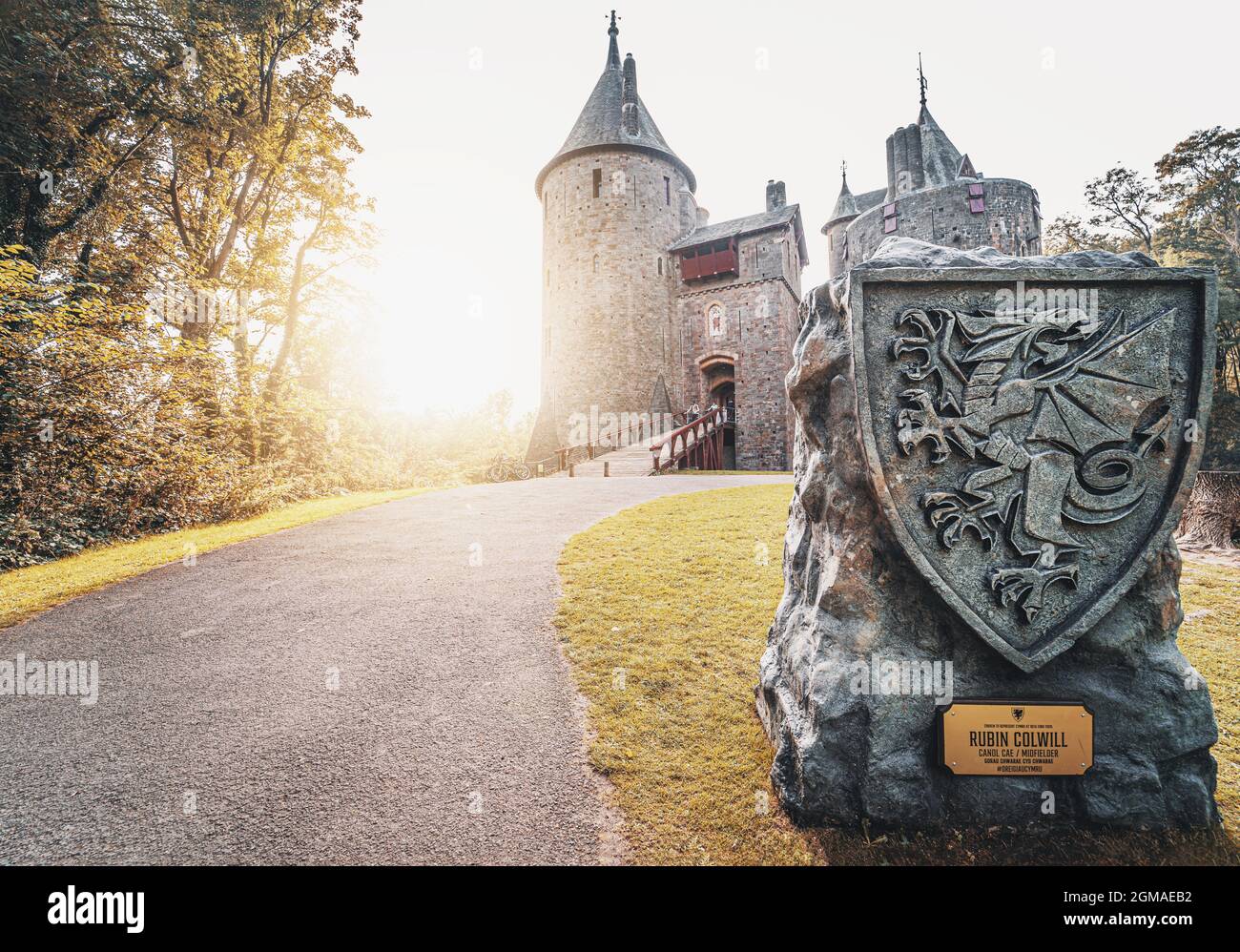 Castell Coch oder das Red Castle und ein walesischer Drachenmonolith im Herbst. Cardiff, South Wales, Vereinigtes Königreich - 15. September 2021 Stockfoto