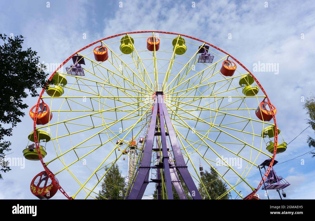 Farbenfrohe Riesenräder ragen gegen den blauen Himmel. Archangelsk, Russland Stockfoto