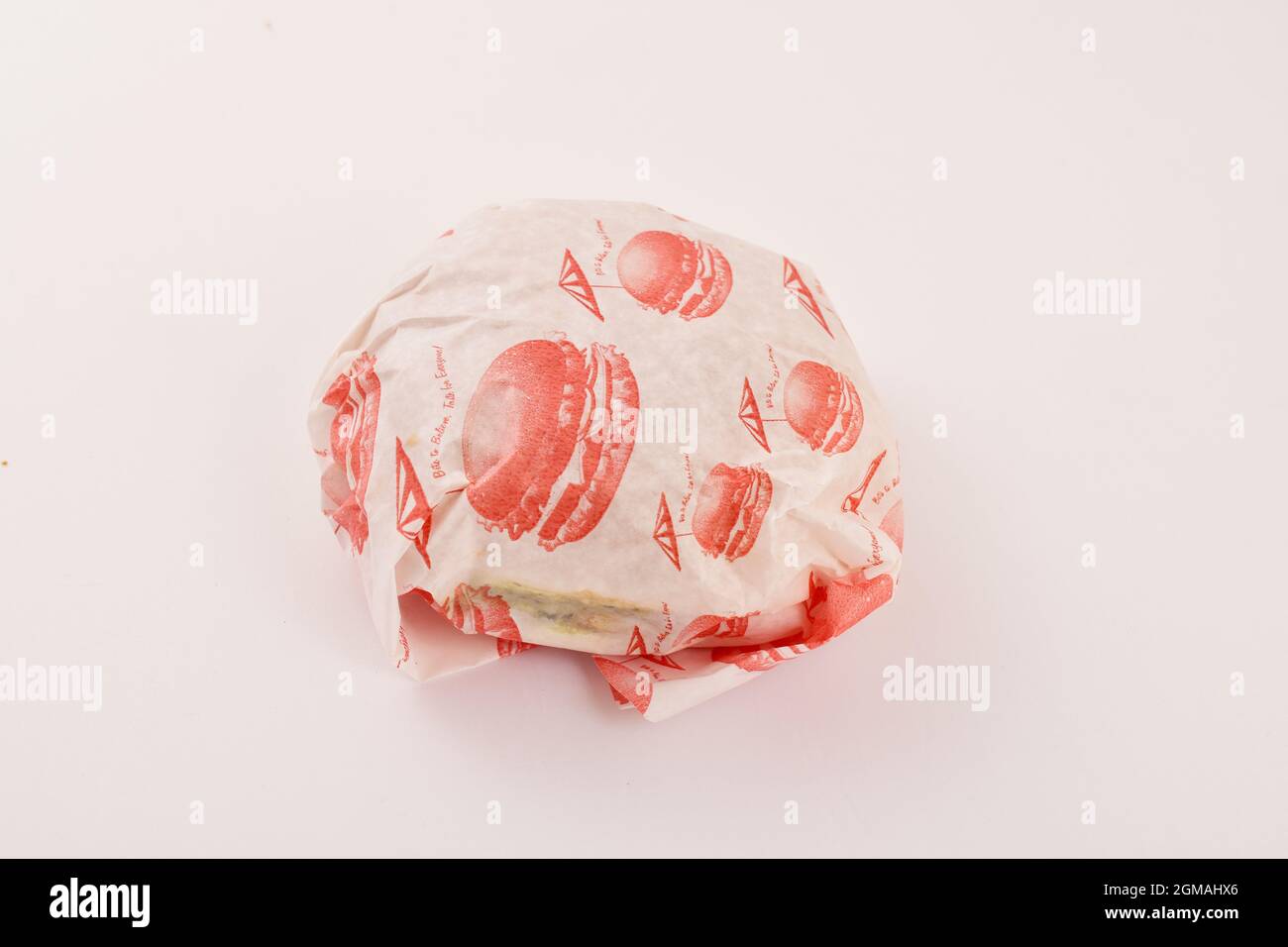 Non Veg Burger Wrapper in Papier isoliert auf weißem Hintergrund Stockfoto