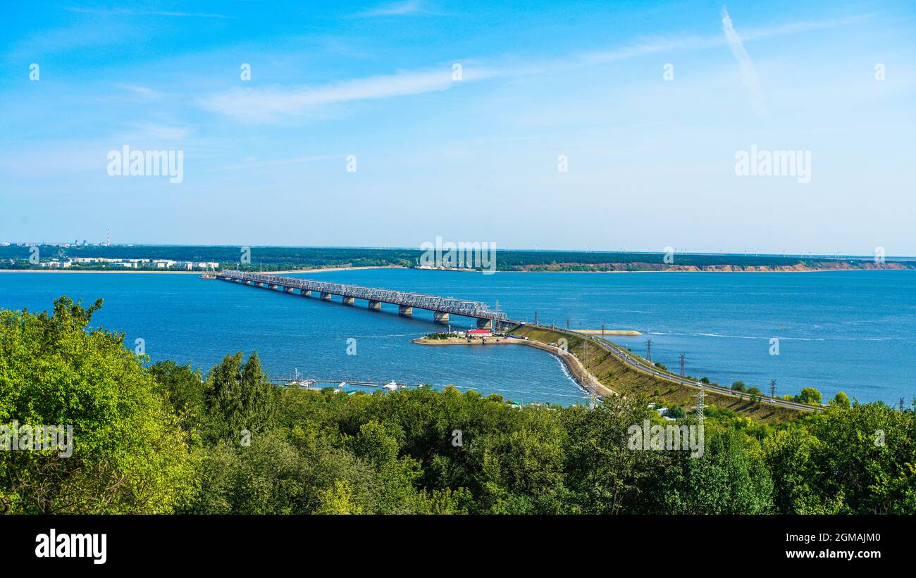 Eine Brücke über die Wolga in Uljanowsk, Russland. Stockfoto