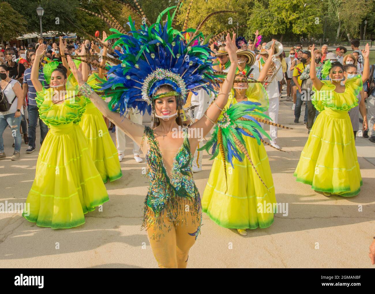Auf dem Foto die Königin des Karnevals von Barranquilla, Kolumbien Valeria Charris Salcedo. Der Karneval von Barranquilla, Kolumbien in den Straßen von Madrid als besonderer Gast auf der Madrider Buchmesse kommt die große Farbpalette aus Kolumbien, genau aus Barranquilla, nach El Retiro, um die Buchmesse zu malen. Denn das lateinamerikanische Land ist Gast in dieser neuen Ausgabe mit allen Sicherheitsmaßnahmen gegen das Coronavirus. Eine unwiederholbare Aktivität, die auch von der UNESCO zum Meisterwerk des mündlichen und immateriellen Erbes der Menschheit erklärt wurde und die jetzt noch geschehen wird Stockfoto