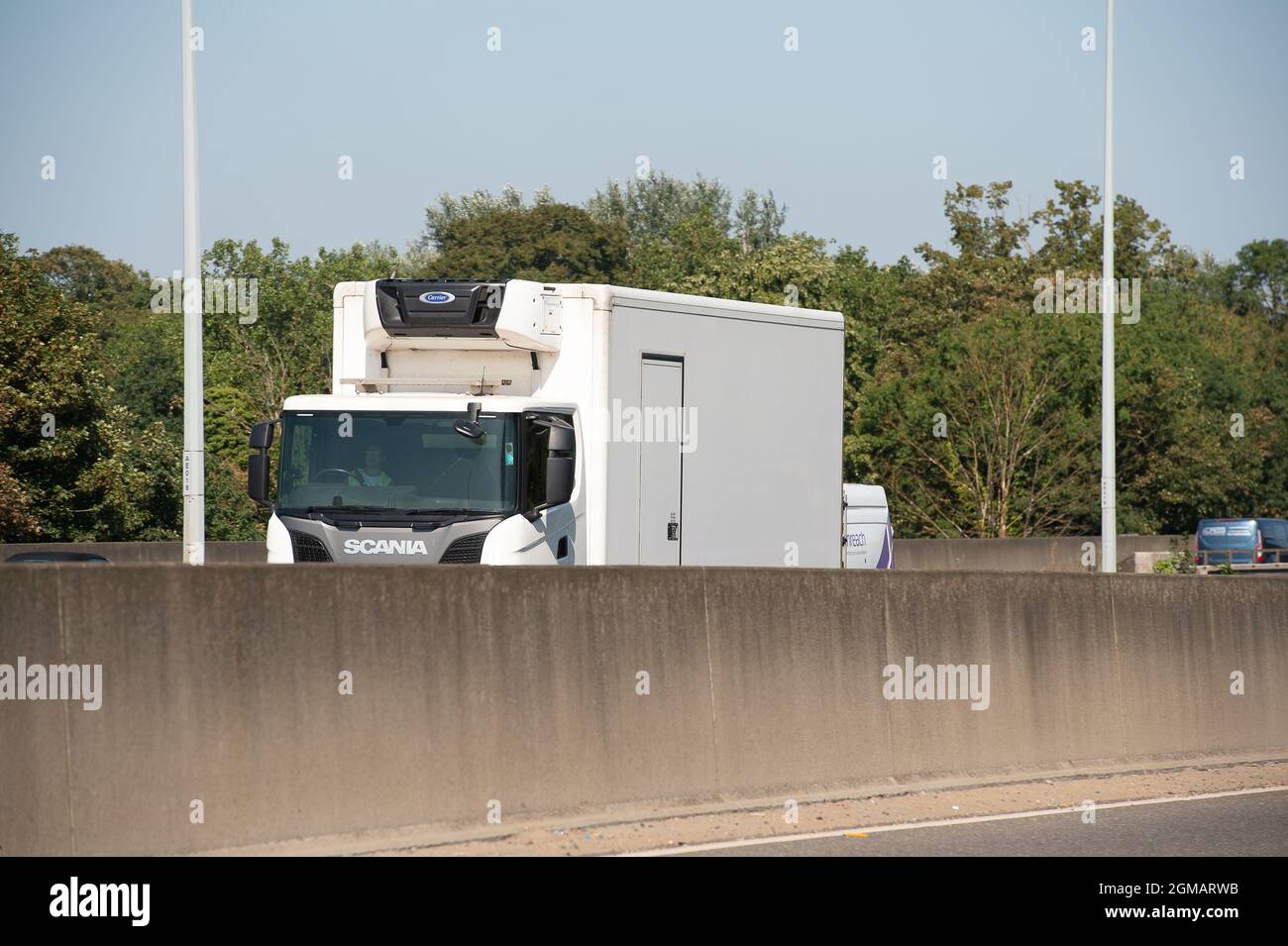 Staines, Großbritannien. September 2021. Ein LKW auf der M25 in Staines. Einige Unternehmen in Großbritannien melden Probleme mit Unterbrechungen ihrer Lieferketten aufgrund eines Mangels an LKW-Fahrern nach dem Brexit und infolge der Covid-19-Pandemie. Quelle: Maureen McLean/Alamy Stockfoto