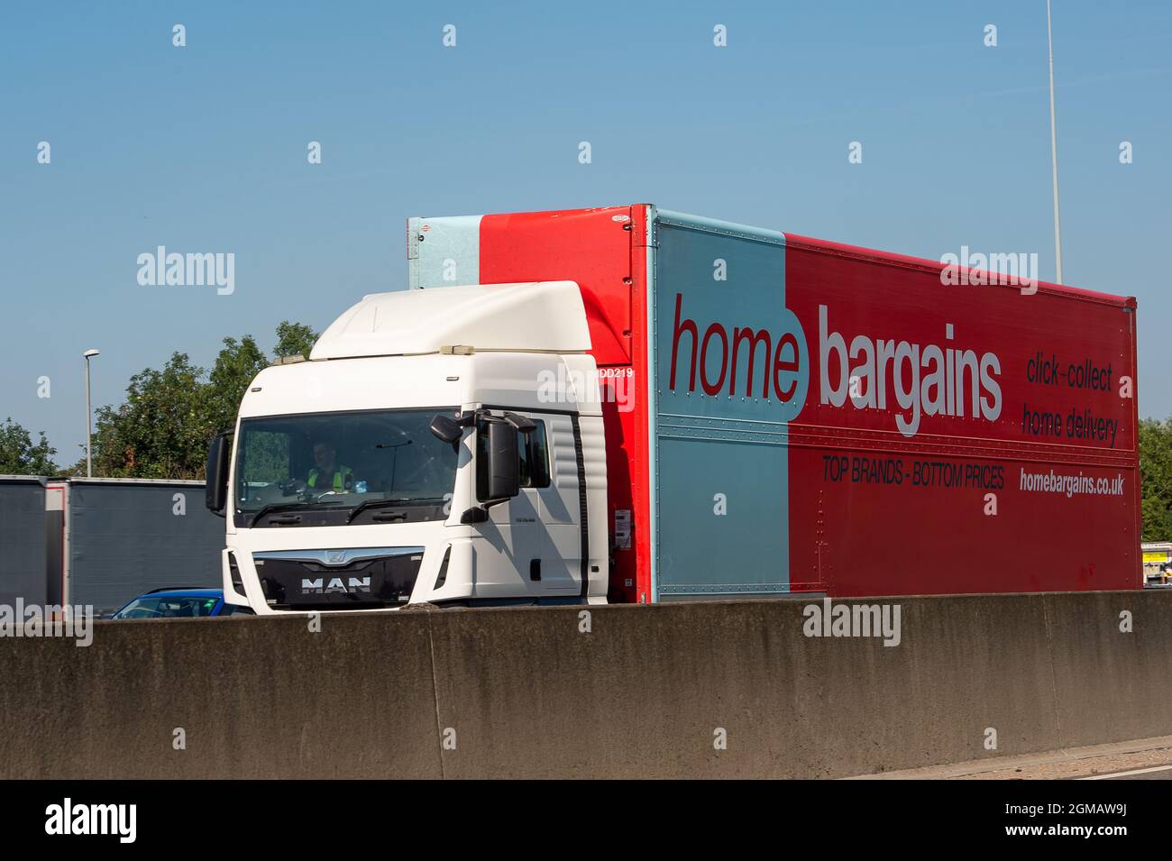 Staines, Großbritannien. September 2021. Ein Home verbietet LKW auf der M25 in Staines. Einige Unternehmen in Großbritannien melden Probleme mit Unterbrechungen ihrer Lieferketten aufgrund eines Mangels an LKW-Fahrern nach dem Brexit und infolge der Covid-19-Pandemie. Quelle: Maureen McLean/Alamy Stockfoto