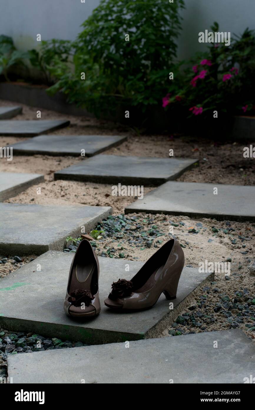 Damenschuhe am Eingang zum Haus. Ein sonniger und heißer Tag. Camacari, Bahia, Brasilien. Stockfoto