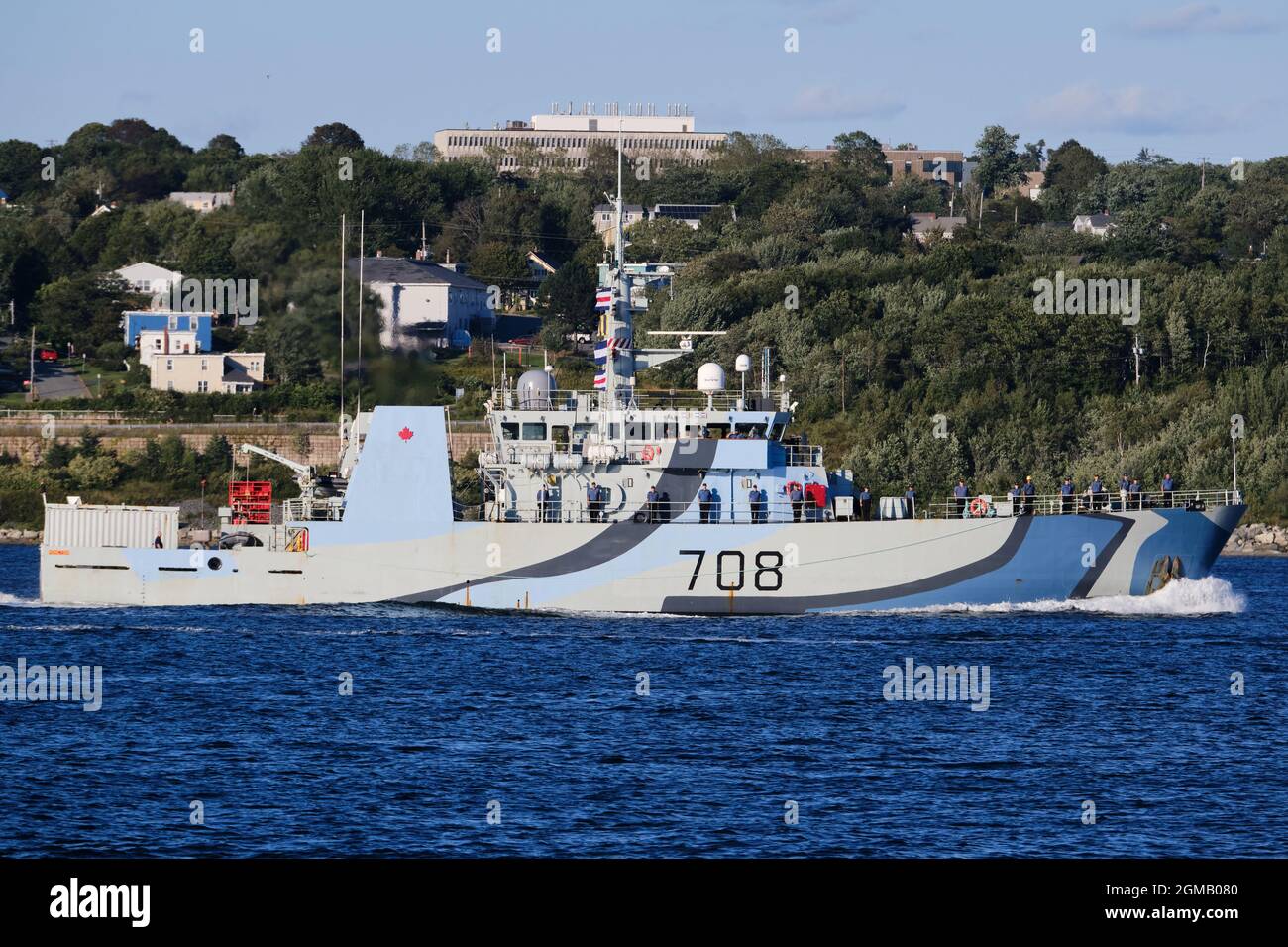 Halifax, Nova Scotia, Kanada. September 7. 2021. HMCS Moncton ein Küstenverteidigungsschiff, das im zweiten Weltkrieg mit einem Farbmuster versehen ist, das Teil von Sail Past l Stockfoto