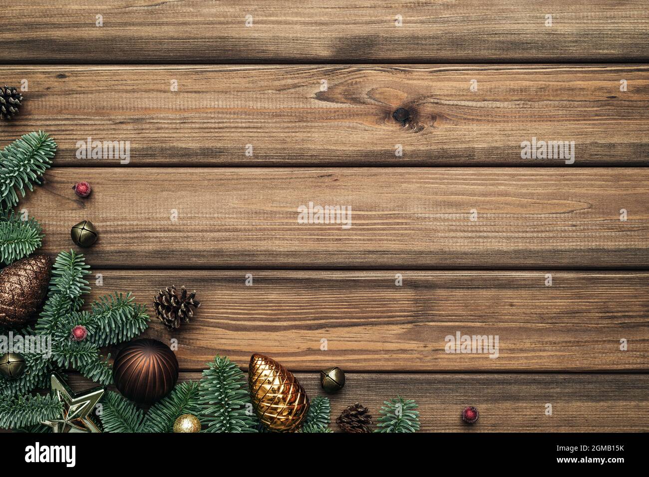 Vintage Weihnachten Hintergrund mit Tannenzweigen Grenze auf Holzbrettern. Leer mit einem Platz für Text für die Weihnachtszeit Stockfoto