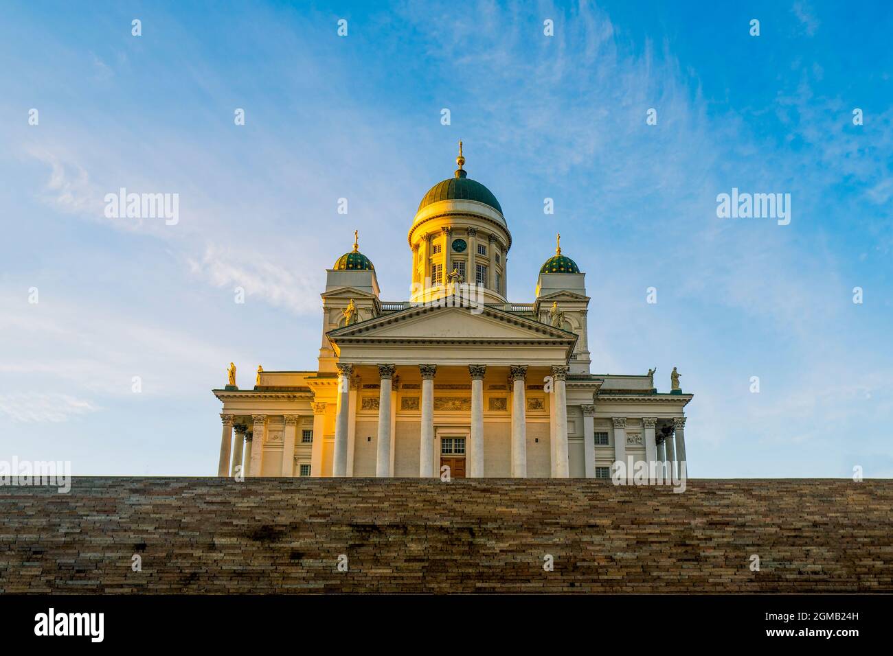 Die St.-Nikolaus-Kathedrale am Senatsplatz - eine der berühmtesten und beliebtesten Sehenswürdigkeiten Finnlands in Helsinki, die während der goldenen Stunden gefangen genommen wurde. Stockfoto