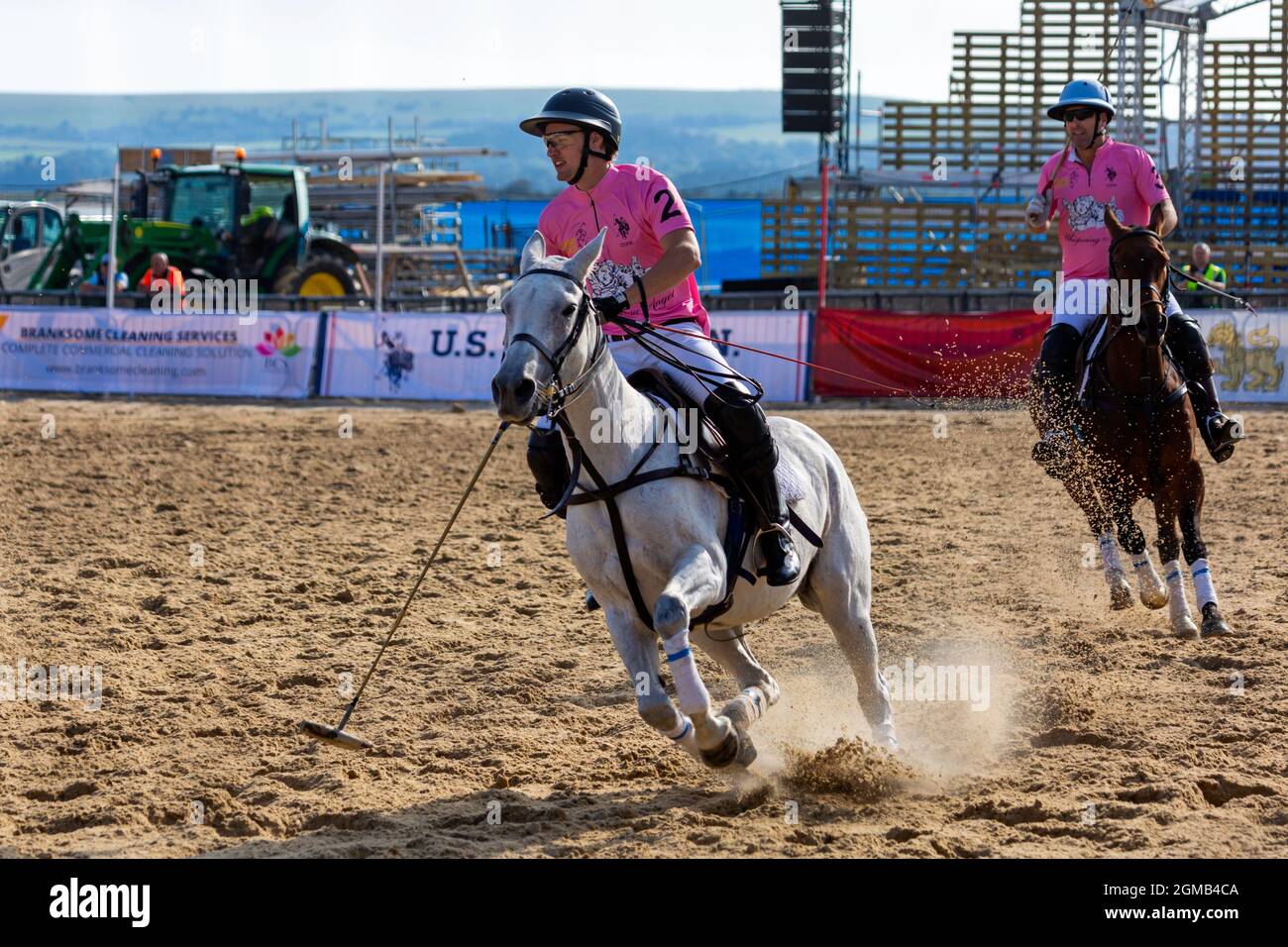 Sandbanks, Poole, Dorset, Großbritannien . September 2021. Die Sandpolo British Beach Polo Championships beginnen an einem warmen, sonnigen Tag am Strand von Sandbanks in Poole. Die zweitägige Veranstaltung, die größte Beach Polo-Veranstaltung der Welt, findet am Freitag und Samstag statt, wenn Besucher zum Strand gehen, um die Action zu sehen. Quelle: Carolyn Jenkins/Alamy Live News Stockfoto