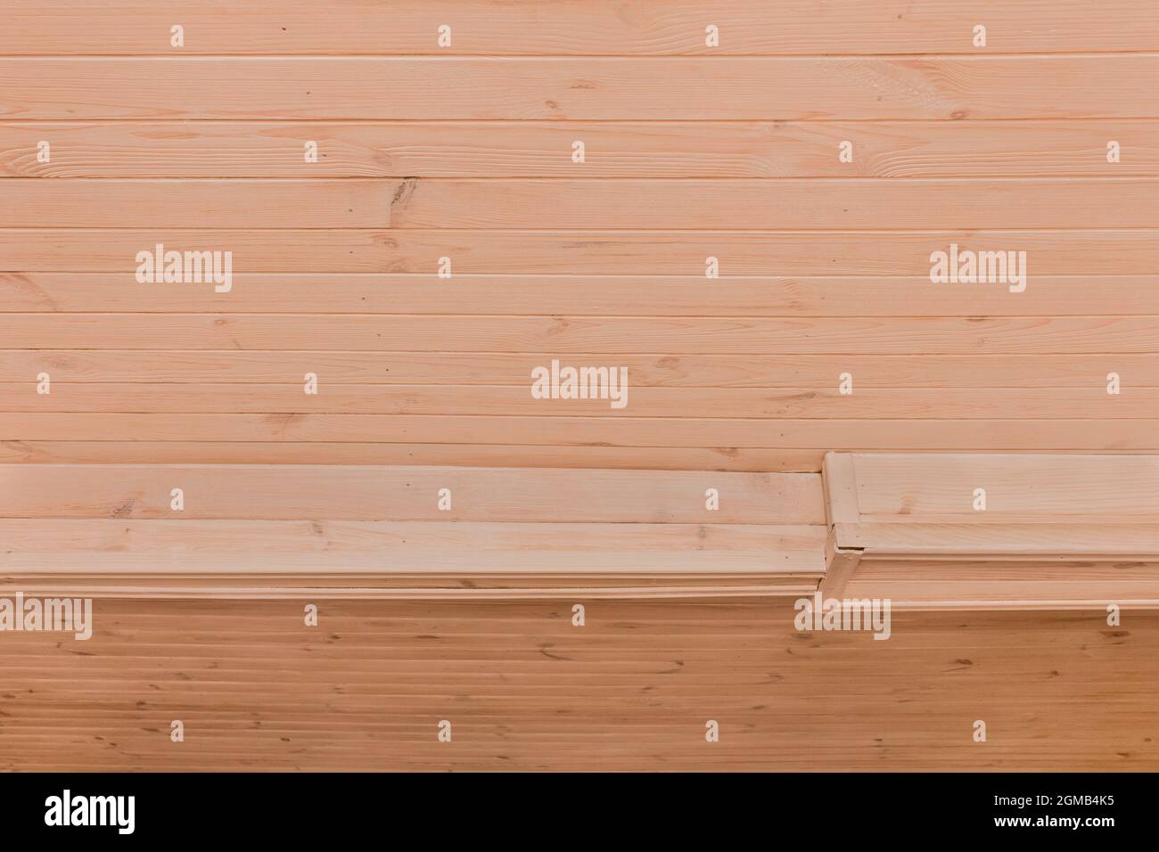 Teil des modernen hellen Holzinterieurs mit einem Gelenk an der Decke Hintergrund. Stockfoto