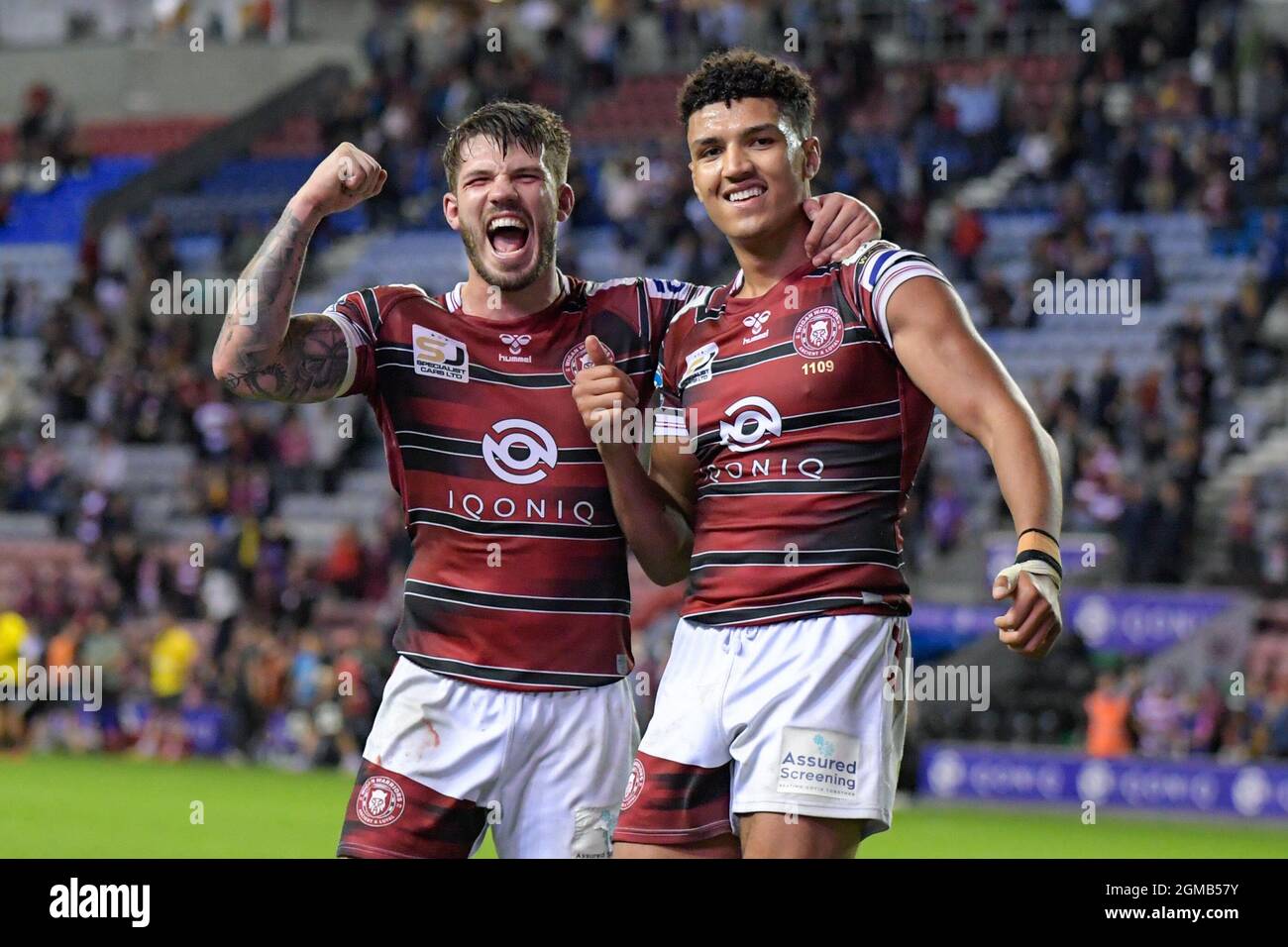 Oliver Gildart (4) von Wigan Warriors und Kai Pearce-Paul (27) von Wigan Warriors feiern den Sieg über Catalans Dragons 12-8 Stockfoto