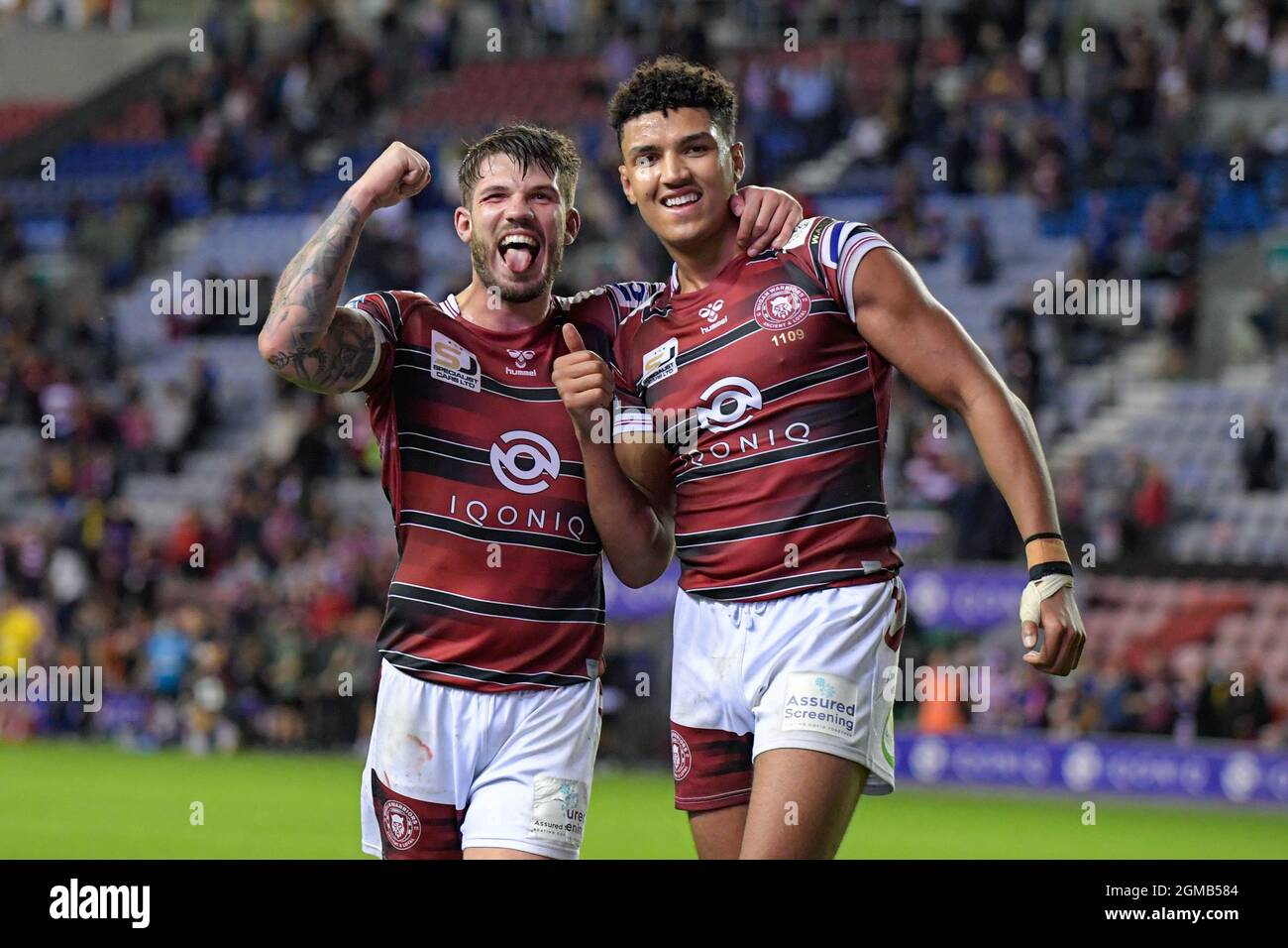 Oliver Gildart (4) von Wigan Warriors und Kai Pearce-Paul (27) von Wigan Warriors feiern den Sieg über Catalans Dragons 12-8 Stockfoto