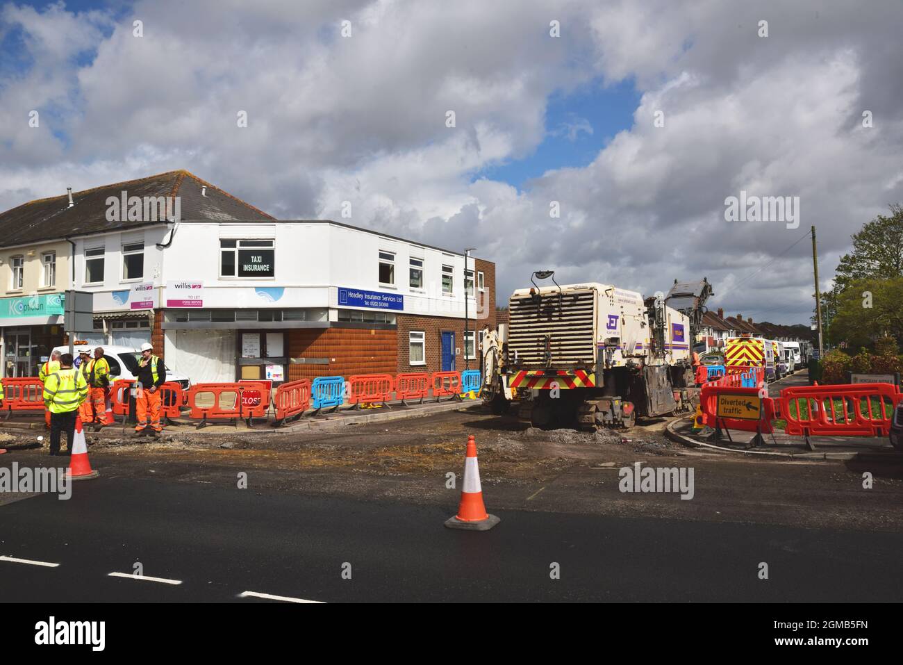 In den Vororten von Bournemouth werden Sanierungsarbeiten an der Straße durchgeführt Stockfoto