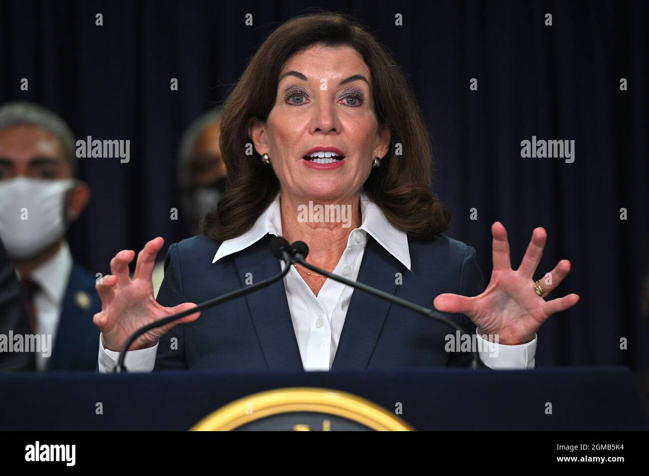 New Yorker Gouverneur Kathy Hochul spricht auf einer Pressekonferenz, um das Gesetz „weniger ist mehr“ während der Feierlichkeiten in ihrem Büro in Manhattan bekannt zu geben und anschließend zu unterzeichnen, an denen lokale Bezirksanwälte und der neu gewählte LT-Gouverneur von New York Brian Benjamin (lila Krawatte) in New York, 17. September 2021, teilnehmen. Der Gesetzentwurf von Gov unterzeichnet. Hochul genehmigt die Freilassung von 191 Inhaftierten aus dem Gefängnis von Rikers Island, da die New Yorker aufgrund eines neuen Gesetzes, das im März 2022 in Kraft tritt, die Haftstrafe für die meisten gewaltfreien Bewährungsverletzungen vermeiden können; die Maßnahme soll die Inhaftierung von Personen wegen technischer Bewährungsverletzung reduzieren Stockfoto