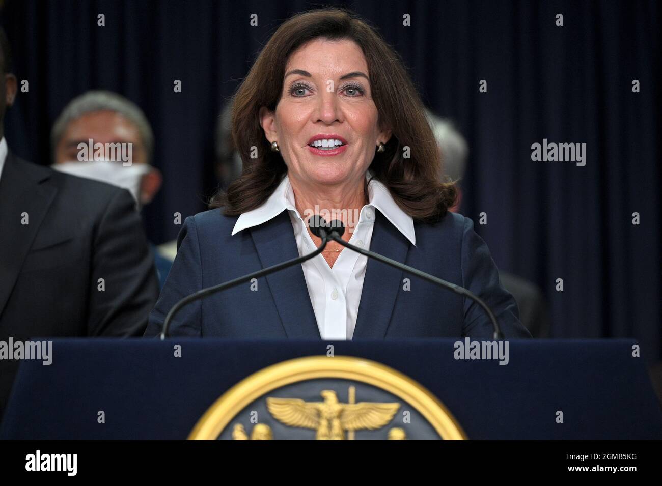 New Yorker Gouverneur Kathy Hochul spricht auf einer Pressekonferenz, um das Gesetz „weniger ist mehr“ während der Feierlichkeiten in ihrem Büro in Manhattan bekannt zu geben und anschließend zu unterzeichnen, an denen lokale Bezirksanwälte und der neu gewählte LT-Gouverneur von New York Brian Benjamin (lila Krawatte) in New York, 17. September 2021, teilnehmen. Der Gesetzentwurf von Gov unterzeichnet. Hochul genehmigt die Freilassung von 191 Inhaftierten aus dem Gefängnis von Rikers Island, da die New Yorker aufgrund eines neuen Gesetzes, das im März 2022 in Kraft tritt, die Haftstrafe für die meisten gewaltfreien Bewährungsverletzungen vermeiden können; die Maßnahme soll die Inhaftierung von Personen wegen technischer Bewährungsverletzung reduzieren Stockfoto