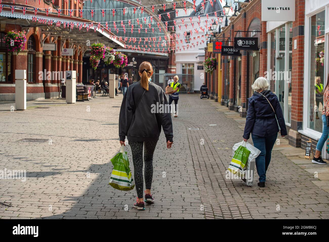 Windsor, Großbritannien. September 2021. Supermarkt Waitrose plant, 40m Einweg-Plastiktüten pro Jahr zu beseitigen, indem sie aus den Lieferungen entfernt und klickt und sammelt. Beutel für Lebenskosten von 10p müssen ebenfalls entfernt und durch wiederverwendbare und vollständig recycelbare Beutel für 50p ersetzt werden. Quelle: Maureen McLean/Alamy Stockfoto