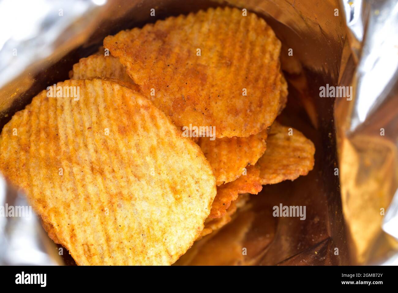 Kartoffelchips im Beutel, Nahaufnahme, ungesunde Lebensmittel. Stockfoto