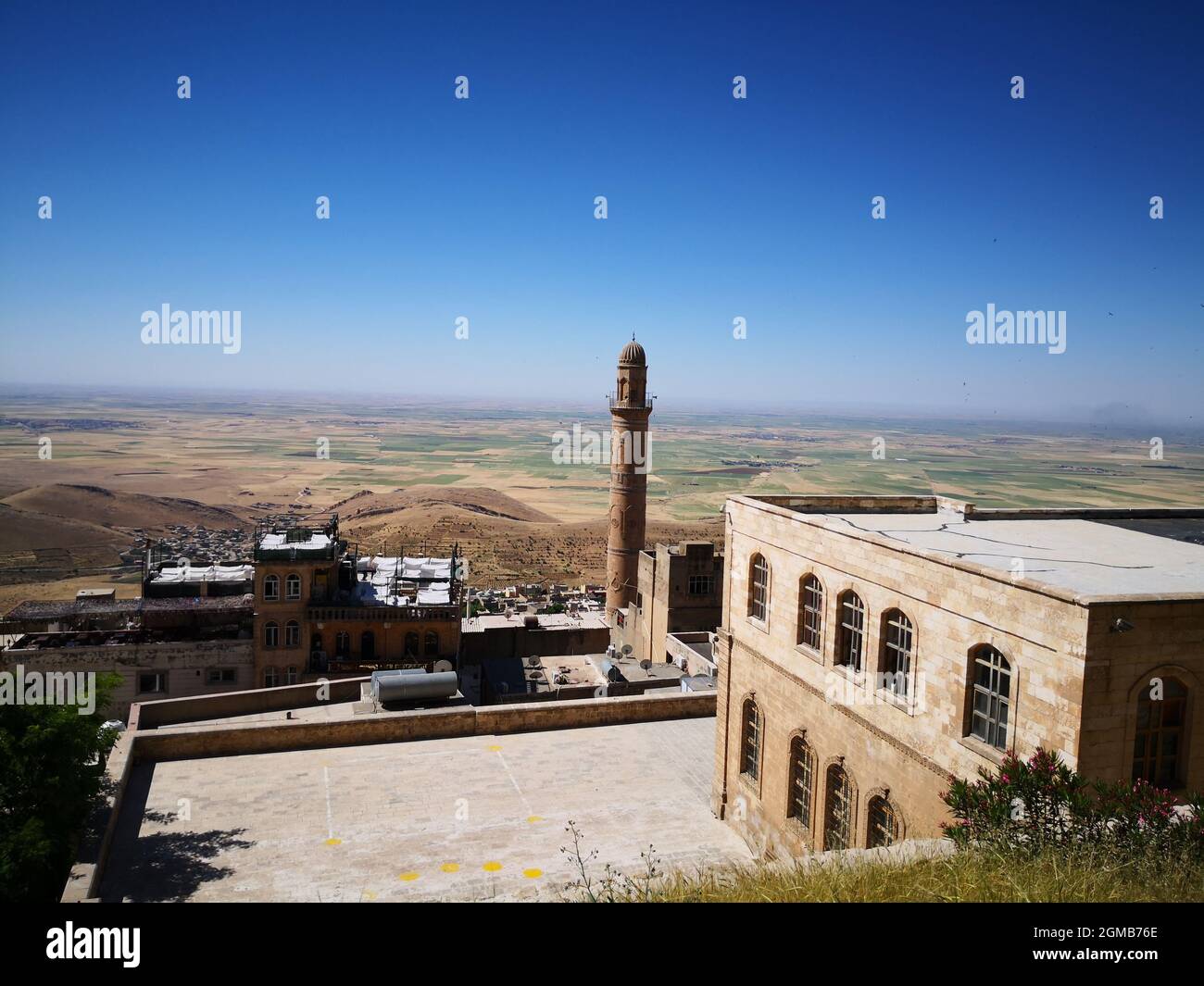 Ansicht der mesopotamischen Ebenen von Mardin mit dem Minarett der Reyhaniye Moschee Mesopotamien Stockfoto