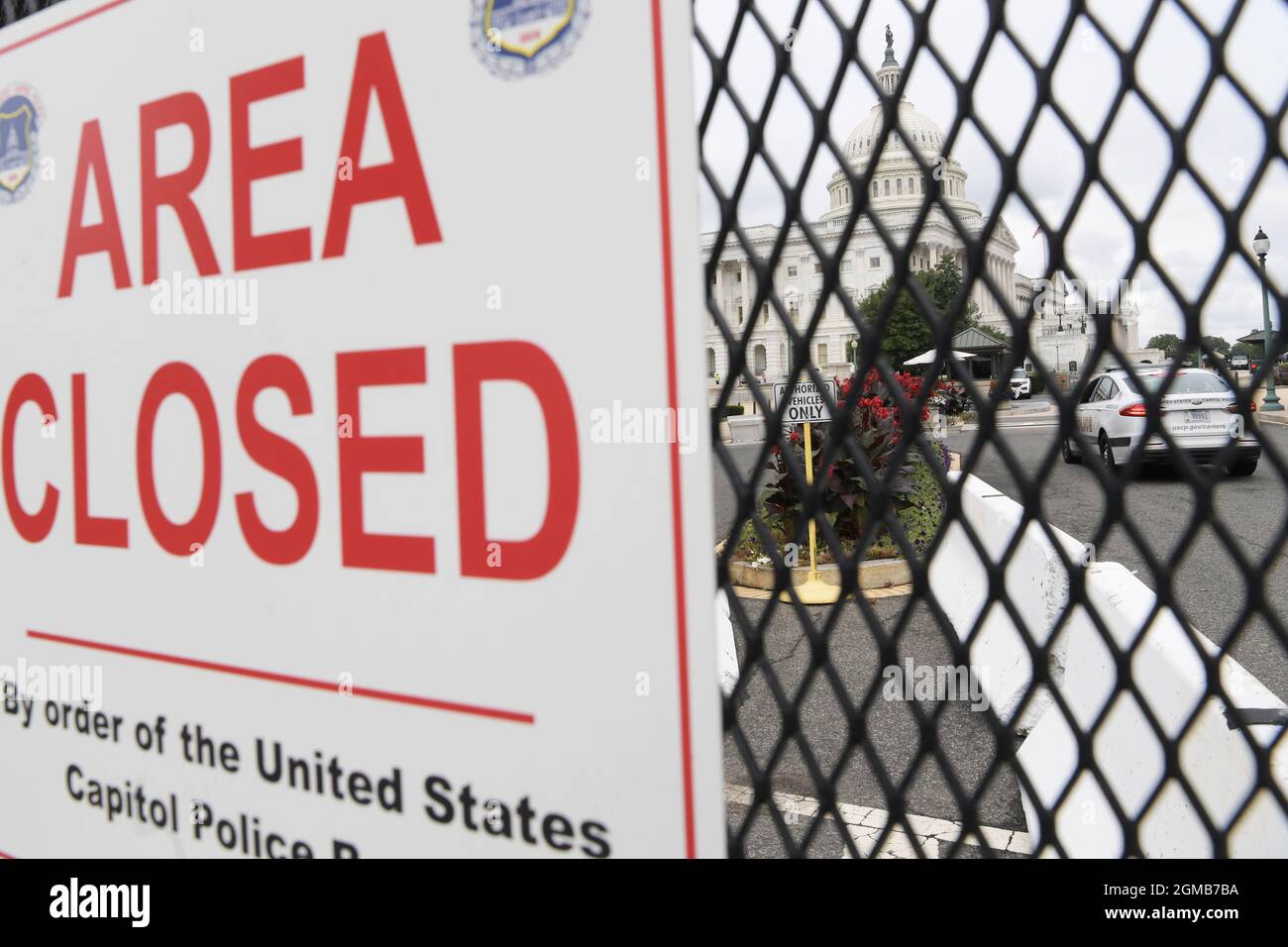 Washington, Usa. September 2021. Um den US Capitol Hill herum sind ein Zaun und ein Schild mit einem geschlossenen Bereich vor der J6-Rallye in Washington DC installiert. Kredit: SOPA Images Limited/Alamy Live Nachrichten Stockfoto