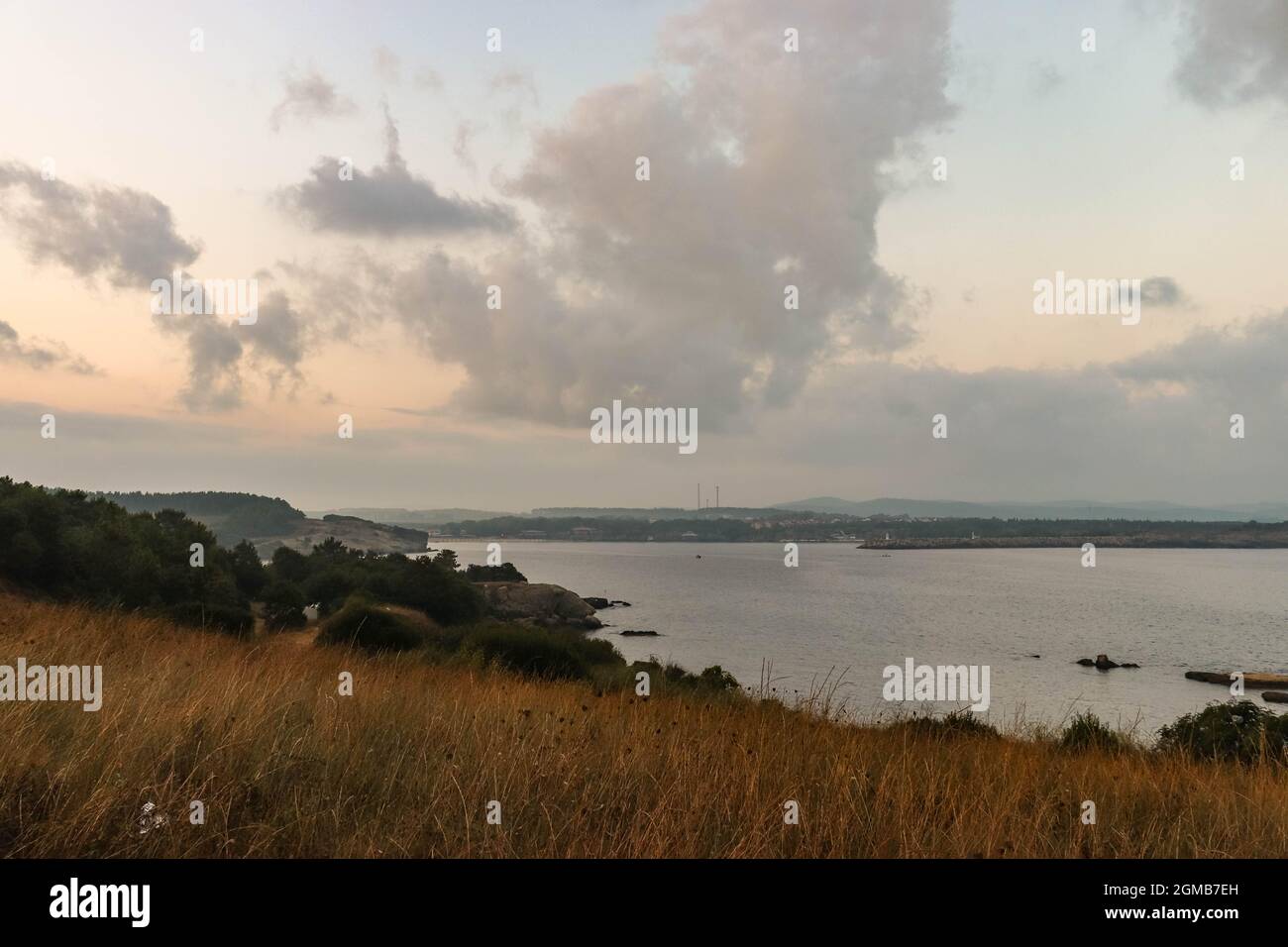 Winter, Meer, Sturmwolken, trockenes Gras, Boot, Küstenlandschaft, kaltes Wetter, Seeszene, Küstenschönheit, Naturlandschaft, Winter Vibes, Meerblick, Stockfoto