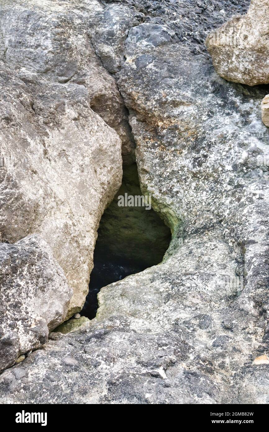 Die Felsrinne, die sich zum Meer hin öffnet Stockfoto