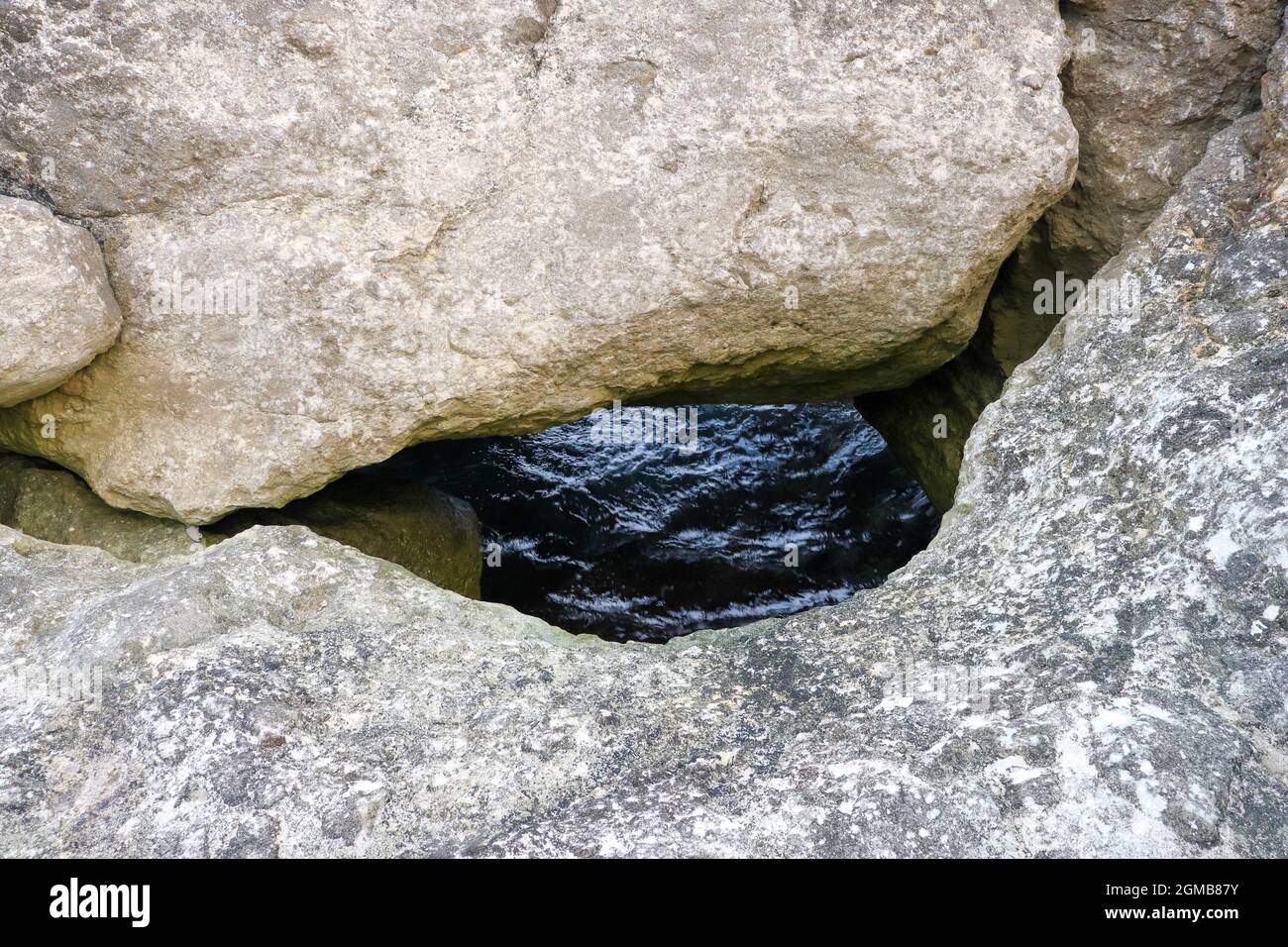 Die Felsrinne, die sich zum Meer hin öffnet Stockfoto