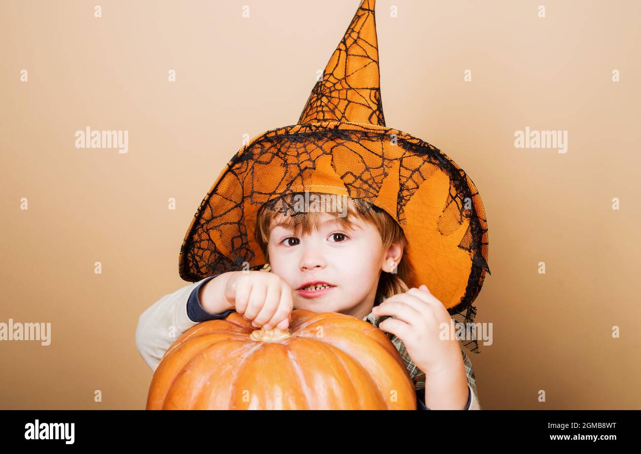 Frohe Halloween. Kind im Hexenhut mit Kürbis Jack. Karnevalskostüm. Halloween-Party. Stockfoto