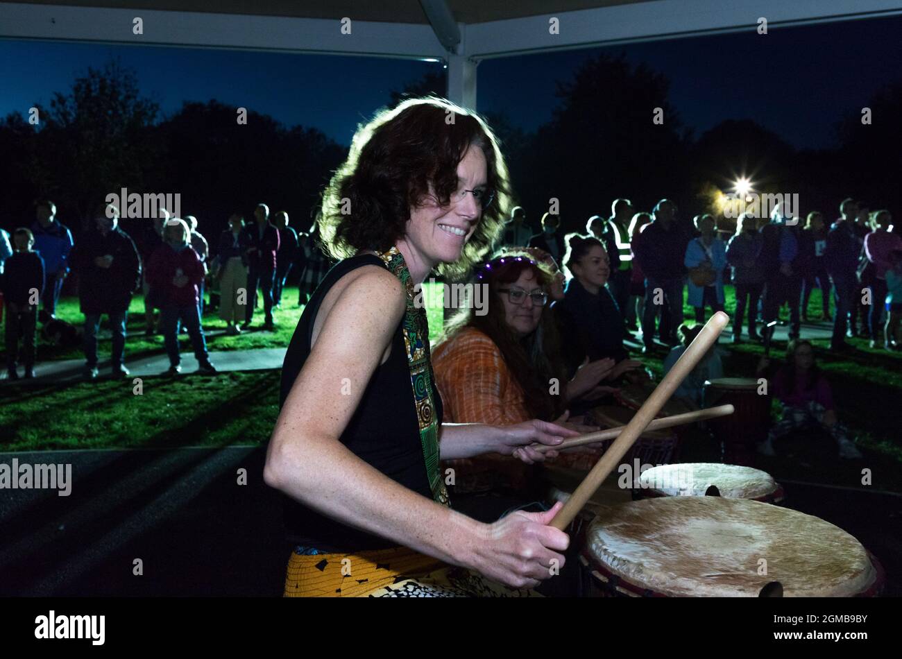 Carrigaline, Cork, Irland. 17. September 2021.Mitglieder der westafrikanischen Gruppe UMOJA spielen für die Menge während der Culture Night im Community Park in Carrigaline, Co. Cork, Irland. - Bild; David Creedon / Alamy Live News Stockfoto