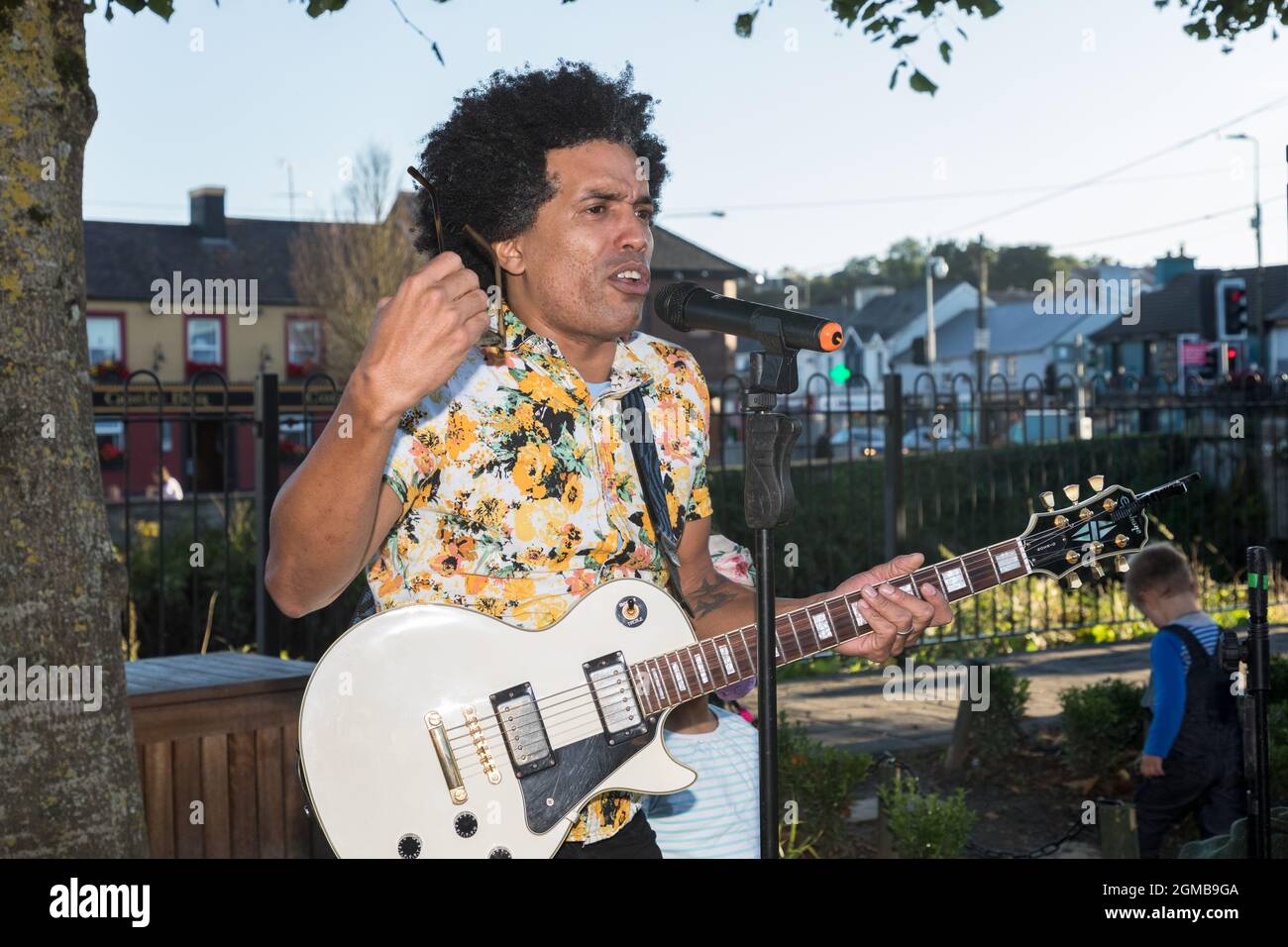 Carrigaline, Cork, Irland. September 2021. Die kubanische Liedermacherin unterhält während der Culture Night im Stadtzentrum von Carrigaline, Co. Cork, Irland. - Bild; David Creedon / / Alamy Live News Stockfoto
