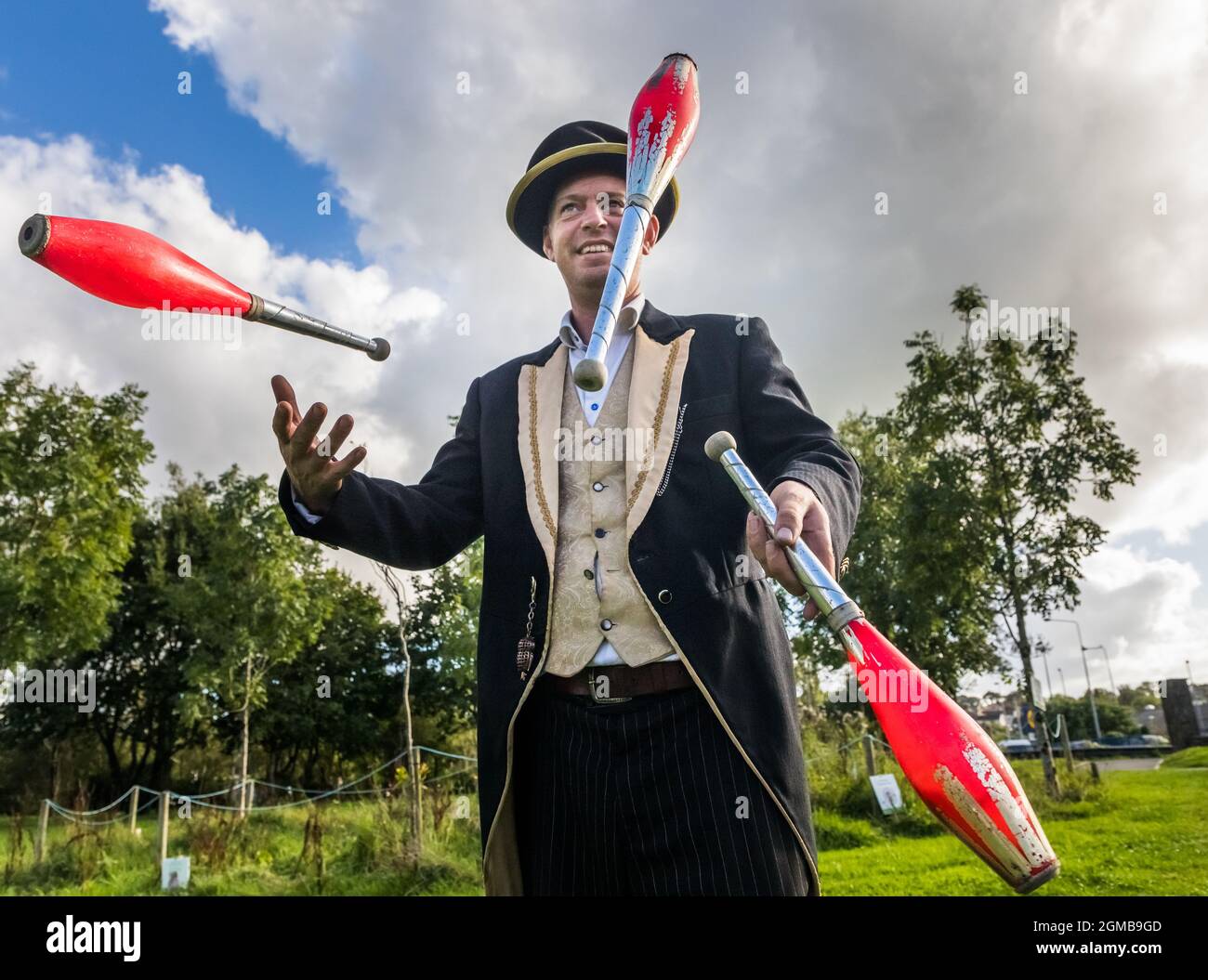 Carrigaline, Cork, Irland. September 2021. Jongleur Paul Staniforth vom Wackelzirkus unterhält das Publikum während der Culture Night im Community Park in Carrigaline, Co. Cork, Irland. - Bild; David Creedon / Alamy Live News Stockfoto