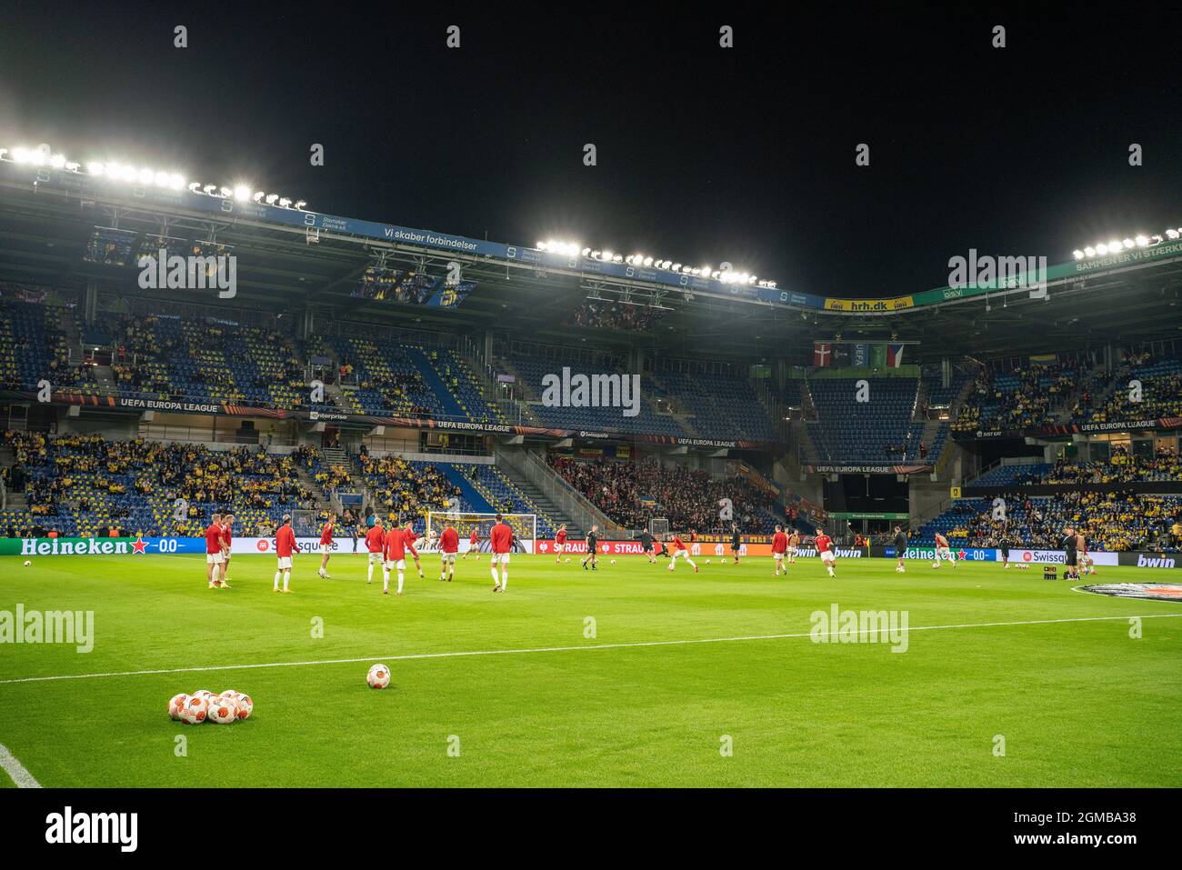 Broendby, Dänemark. September 2021. Die Spieler von Sparta Prag wärmen sich vor dem Spiel der UEFA Europa League zwischen Broendby IF und Sparta Prag im Broendby Stadion in Broendby auf. (Bildnachweis: Gonzales Photo - Gaston Szerman). Stockfoto