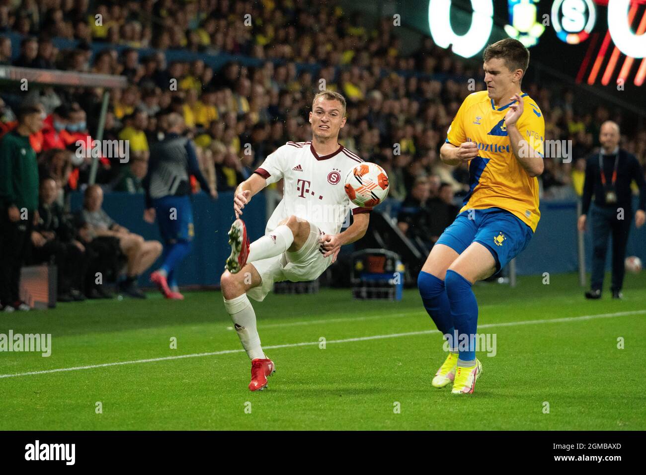 Broendby, Dänemark. September 2021. Matej Polidar (24) von Sparta Prag und Mikael Uhre (11) von Sparta Prag, die während des UEFA Europa League-Spiels zwischen Broendby IF und Sparta Prag im Broendby Stadion in Broendby gesehen wurden. (Bildnachweis: Gonzales Photo - Gaston Szerman). Stockfoto