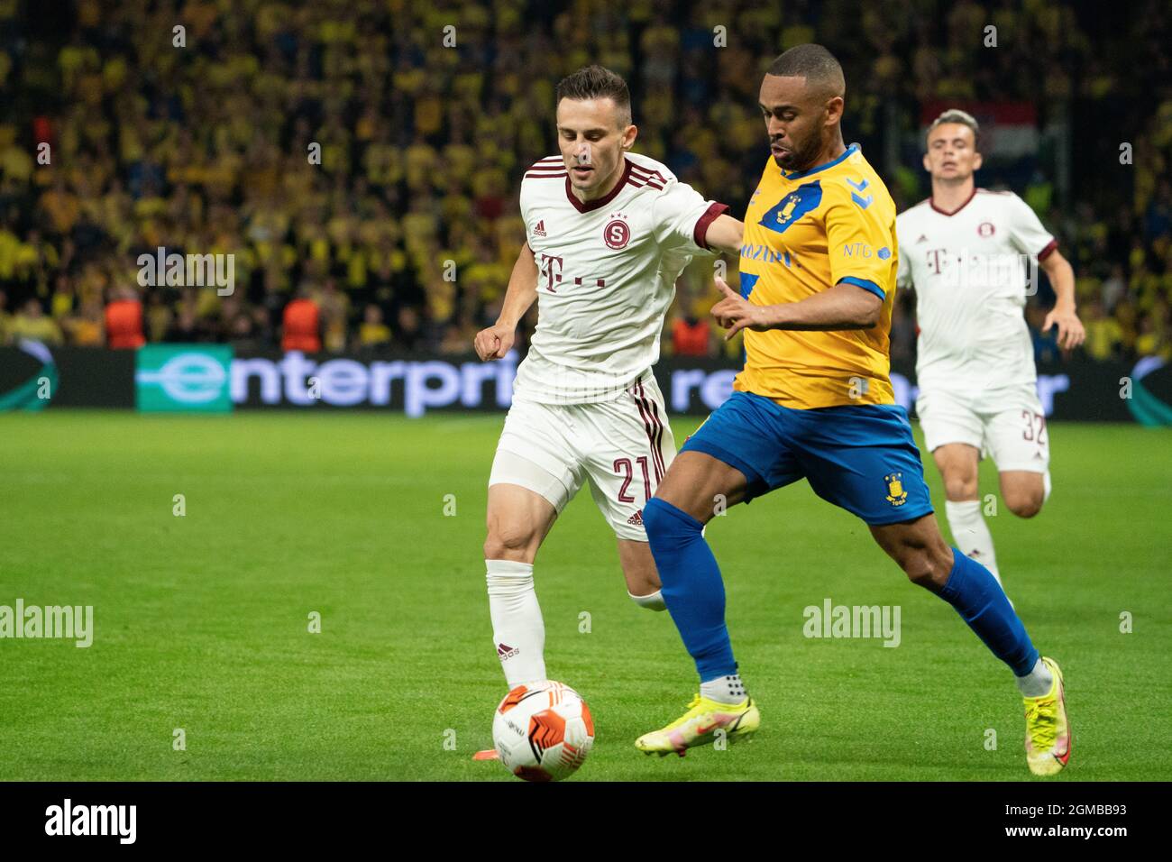 Broendby, Dänemark. September 2021. Kevin Mensah (14) von Broendby IF und Jakub Pesek (21) von Sparta Prague, die während des UEFA Europa League-Spiels zwischen Broendby IF und Sparta Prague im Broendby Stadion in Broendby gesehen wurden. (Bildnachweis: Gonzales Photo - Gaston Szerman). Stockfoto