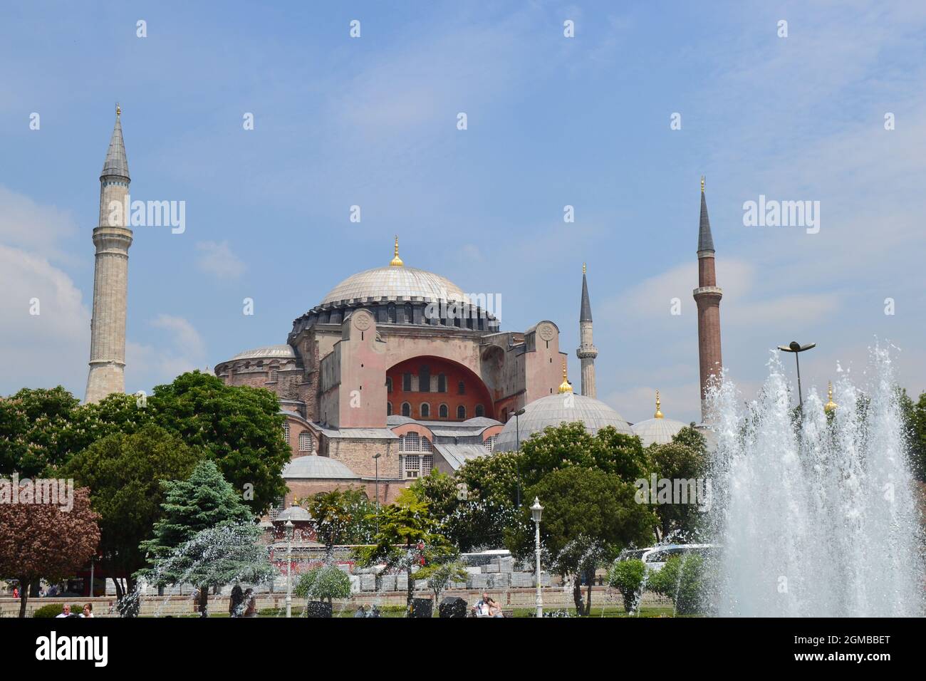 Hagia Sophia (Aya Sofia Moschee) und Blick auf den Brunnen vom Sultanahmet Park in Istanbul Stockfoto