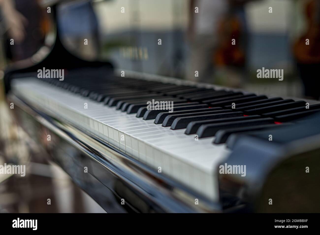 Selektive Fokusaufnahme eines schwarzen Klaviers Stockfoto