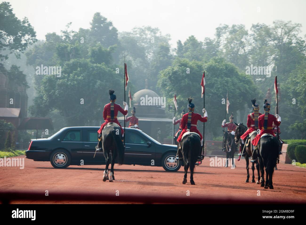 Die Autokolonne von Präsident Barack Obama trifft im Rashtrapati Bhavan, dem Präsidentenpalast, während der offiziellen Ankunftszeremonie in Neu-Delhi, Indien, am 8. November 2010 ein. (Offizielles Foto des Weißen Hauses von Pete Souza) Dieses offizielle Foto des Weißen Hauses wird nur zur Veröffentlichung durch Nachrichtenorganisationen und/oder zum persönlichen Druck durch die Betreffzeile(en) des Fotos zur Verfügung gestellt. Das Foto darf in keiner Weise manipuliert werden und darf nicht in kommerziellen oder politischen Materialien, Anzeigen, E-Mails, Produkten oder Werbeaktionen verwendet werden, die in irgendeiner Weise die Zustimmung oder Billigung des Präsidenten nahelegen Stockfoto