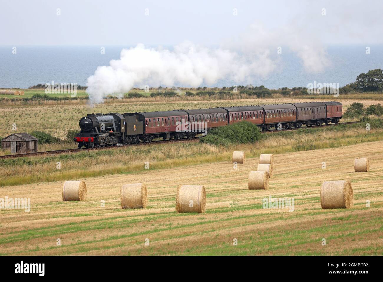 Sheringham, Großbritannien. September 2021. Der Dampfzug Royal Norfolk Regiment 90775 fährt am 16. September mit der North Norfolk Railway in der Nähe von Sheringham, Norfolk, Großbritannien, nach holt. 2021, vor dem Wochenende der 1940er Jahre. Kredit: Paul Marriott/Alamy Live Nachrichten Stockfoto