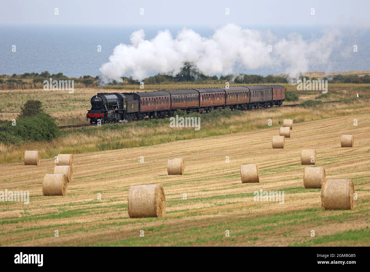 Sheringham, Großbritannien. September 2021. Der Dampfzug Royal Norfolk Regiment 90775 fährt am 16. September mit der North Norfolk Railway in der Nähe von Sheringham, Norfolk, Großbritannien, nach holt. 2021, vor dem Wochenende der 1940er Jahre. Kredit: Paul Marriott/Alamy Live Nachrichten Stockfoto