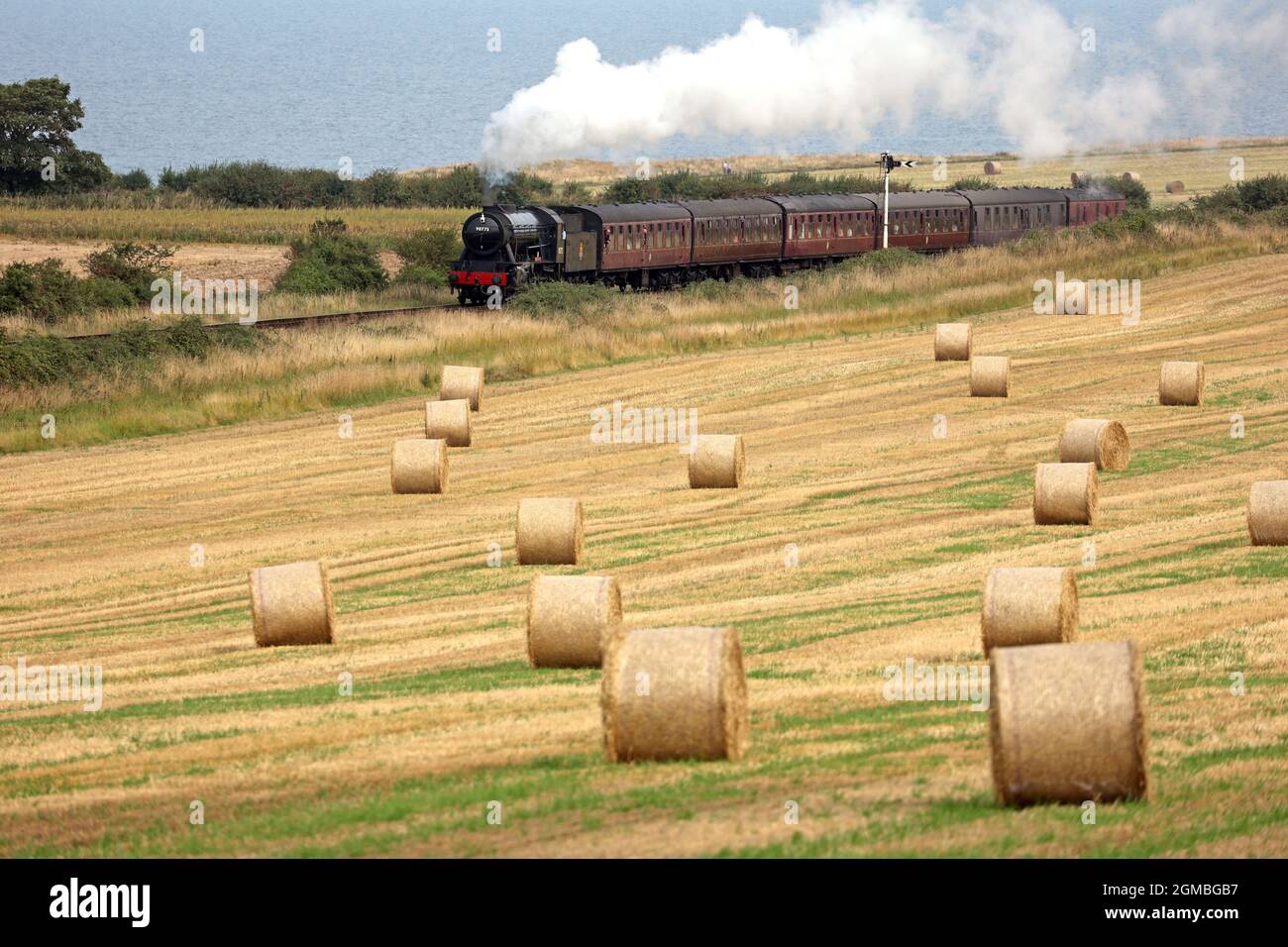 Sheringham, Großbritannien. September 2021. Der Dampfzug Royal Norfolk Regiment 90775 fährt am 16. September mit der North Norfolk Railway in der Nähe von Sheringham, Norfolk, Großbritannien, nach holt. 2021, vor dem Wochenende der 1940er Jahre. Kredit: Paul Marriott/Alamy Live Nachrichten Stockfoto