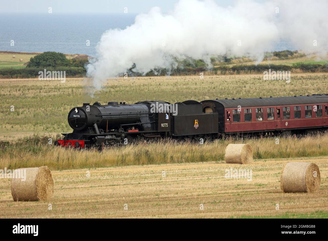 Sheringham, Großbritannien. September 2021. Der Dampfzug Royal Norfolk Regiment 90775 fährt am 16. September mit der North Norfolk Railway in der Nähe von Sheringham, Norfolk, Großbritannien, nach holt. 2021, vor dem Wochenende der 1940er Jahre. Kredit: Paul Marriott/Alamy Live Nachrichten Stockfoto