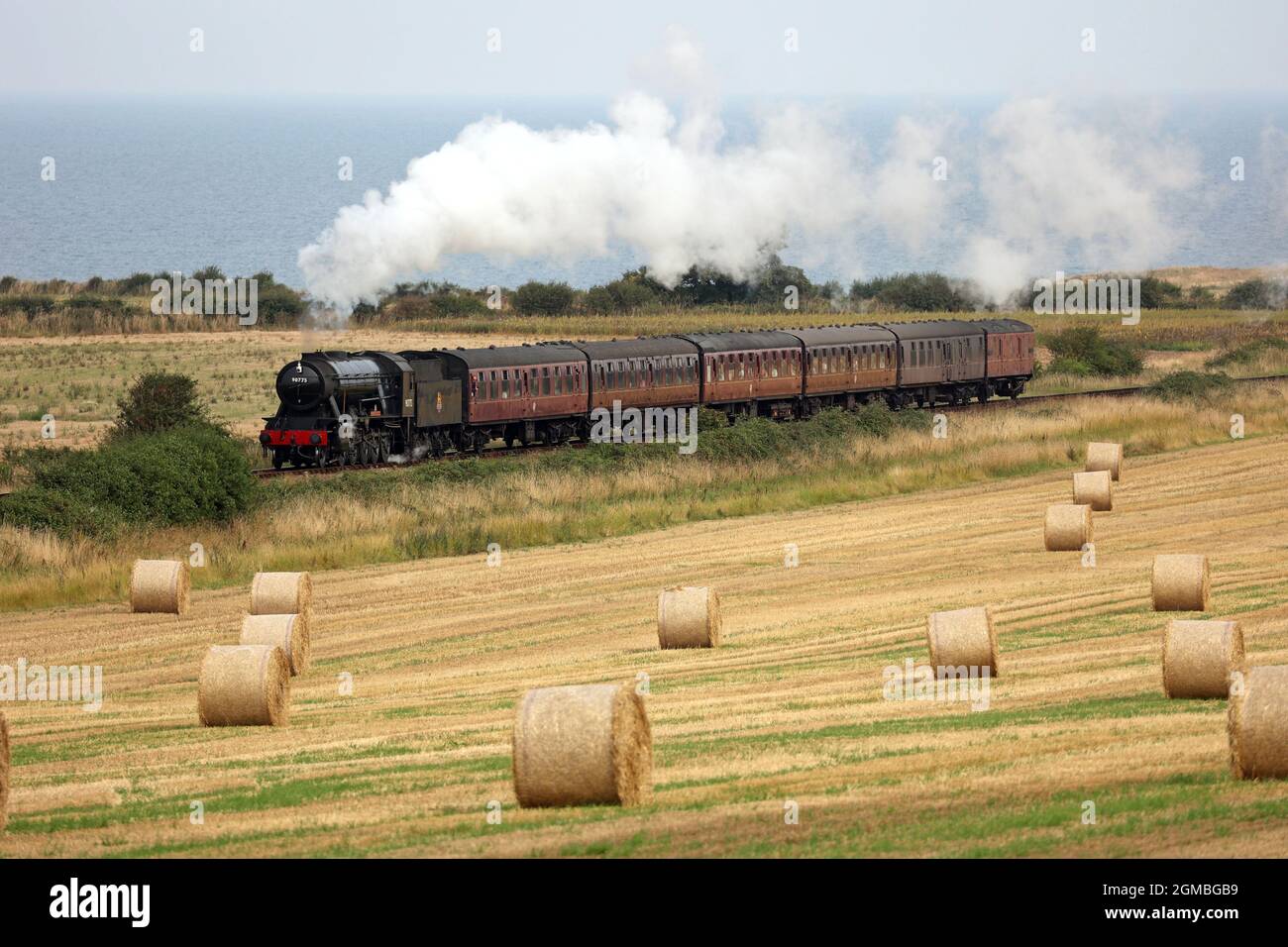 Sheringham, Großbritannien. September 2021. Der Dampfzug Royal Norfolk Regiment 90775 fährt am 16. September mit der North Norfolk Railway in der Nähe von Sheringham, Norfolk, Großbritannien, nach holt. 2021, vor dem Wochenende der 1940er Jahre. Kredit: Paul Marriott/Alamy Live Nachrichten Stockfoto