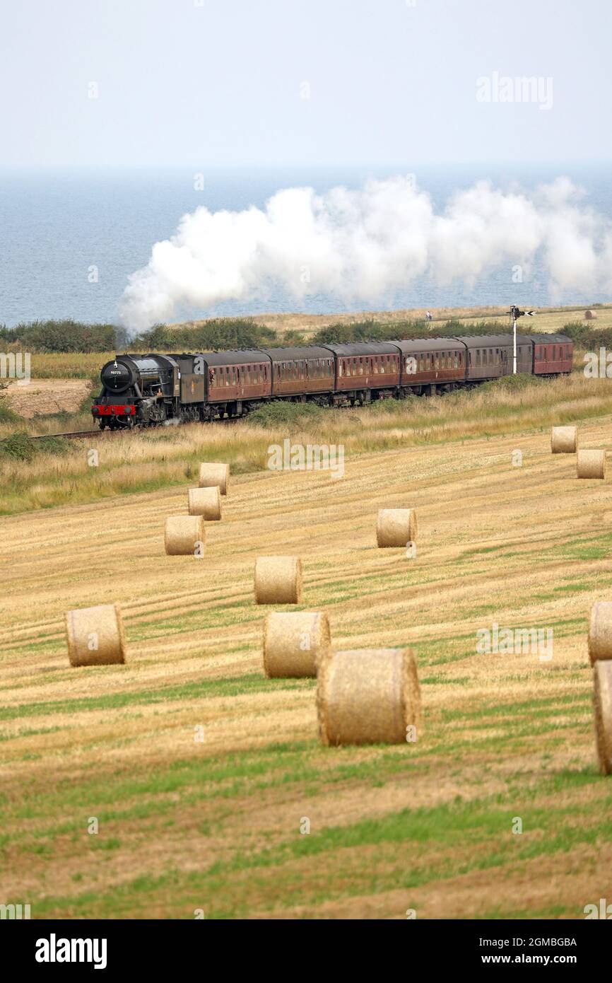 Sheringham, Großbritannien. September 2021. Der Dampfzug Royal Norfolk Regiment 90775 fährt am 16. September mit der North Norfolk Railway in der Nähe von Sheringham, Norfolk, Großbritannien, nach holt. 2021, vor dem Wochenende der 1940er Jahre. Kredit: Paul Marriott/Alamy Live Nachrichten Stockfoto