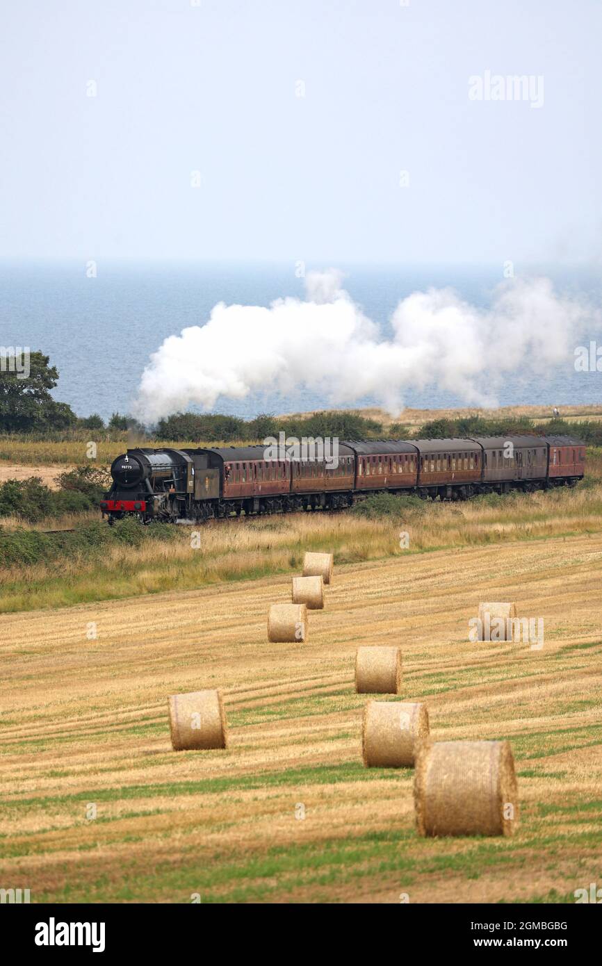 Sheringham, Großbritannien. September 2021. Der Dampfzug Royal Norfolk Regiment 90775 fährt am 16. September mit der North Norfolk Railway in der Nähe von Sheringham, Norfolk, Großbritannien, nach holt. 2021, vor dem Wochenende der 1940er Jahre. Kredit: Paul Marriott/Alamy Live Nachrichten Stockfoto