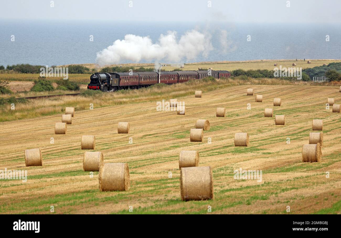 Sheringham, Großbritannien. September 2021. Der Dampfzug Royal Norfolk Regiment 90775 fährt am 16. September mit der North Norfolk Railway in der Nähe von Sheringham, Norfolk, Großbritannien, nach holt. 2021, vor dem Wochenende der 1940er Jahre. Kredit: Paul Marriott/Alamy Live Nachrichten Stockfoto