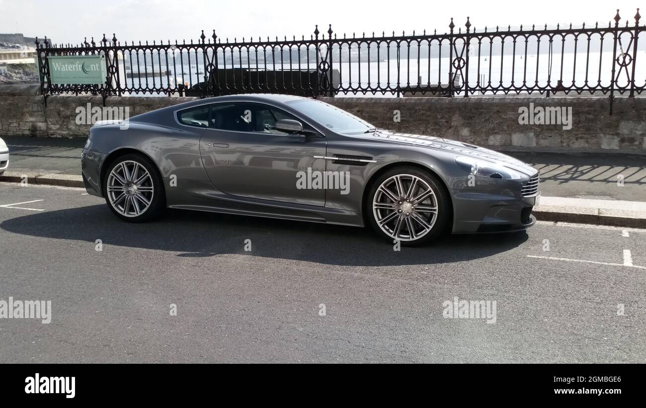 Ein 2009-registriertes Aston Martin DBS-Auto parkte in Plymouth, Devon, England, Großbritannien. Stockfoto