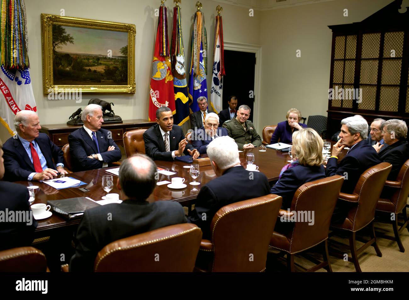 Präsident Barack Obama nimmt am 18. November 2010 an einer Sitzung des New START-Vertrags Teil, die von Vizepräsident Joe Biden im Roosevelt-Raum des Weißen Hauses veranstaltet wird. (Offizielles Foto des Weißen Hauses von Pete Souza) Dieses offizielle Foto des Weißen Hauses wird nur zur Veröffentlichung durch Nachrichtenorganisationen und/oder zum persönlichen Druck durch die Betreffzeile(en) des Fotos zur Verfügung gestellt. Das Foto darf in keiner Weise manipuliert werden und darf nicht in kommerziellen oder politischen Materialien, Anzeigen, E-Mails, Produkten oder Werbeaktionen verwendet werden, die in irgendeiner Weise die Zustimmung oder Billigung des Präsidenten, der ersten Fam, nahelege Stockfoto Präsident Barack Obama nimmt am 18. November 2010 an einer Sitzung des New START-Vertrags Teil, die von Vizepräsident Joe Biden im Roosevelt-Raum des Weißen Hauses veranstaltet wird. (Offizielles Foto des Weißen Hauses von Pete Souza) Dieses offizielle Foto des Weißen Hauses wird nur zur Veröffentlichung durch Nachrichtenorganisationen und/oder zum persönlichen Druck durch die Betreffzeile(en) des Fotos zur Verfügung gestellt. Das Foto darf in keiner Weise manipuliert werden und darf nicht in kommerziellen oder politischen Materialien, Anzeigen, E-Mails, Produkten oder Werbeaktionen verwendet werden, die in irgendeiner Weise die Zustimmung oder Billigung des Präsidenten, der ersten Fam, nahelege Stockfoto