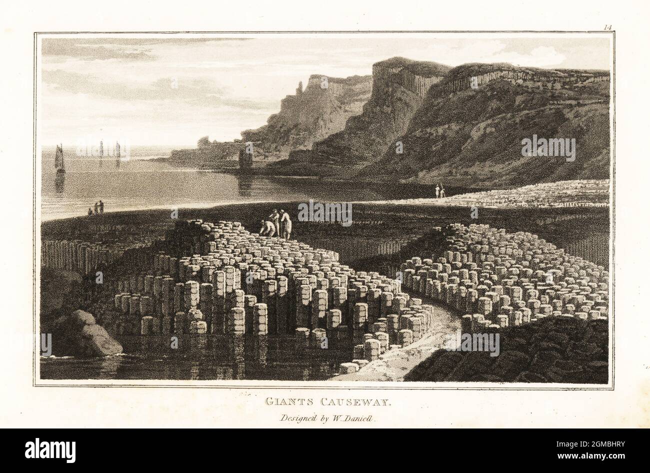 Riesige Basaltsäulen am Giant's Causeway, County Antrim, Nordirland. Touristen und Wissenschaftler aus dem 18. Jahrhundert klettern über die sechseckigen Säulen. Aquatinta gezeichnet und gestochen von William Daniell aus William Wood’s Zoography, Cadell and Davies, 1807. Stockfoto